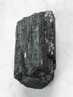 Tourmaline noire brute - Pierre pour éloigner les énergies négatives - SOLYA - Bijoux, Cristaux et mineraux en Belgique - Boutique de pierres naturelles et ethiques
