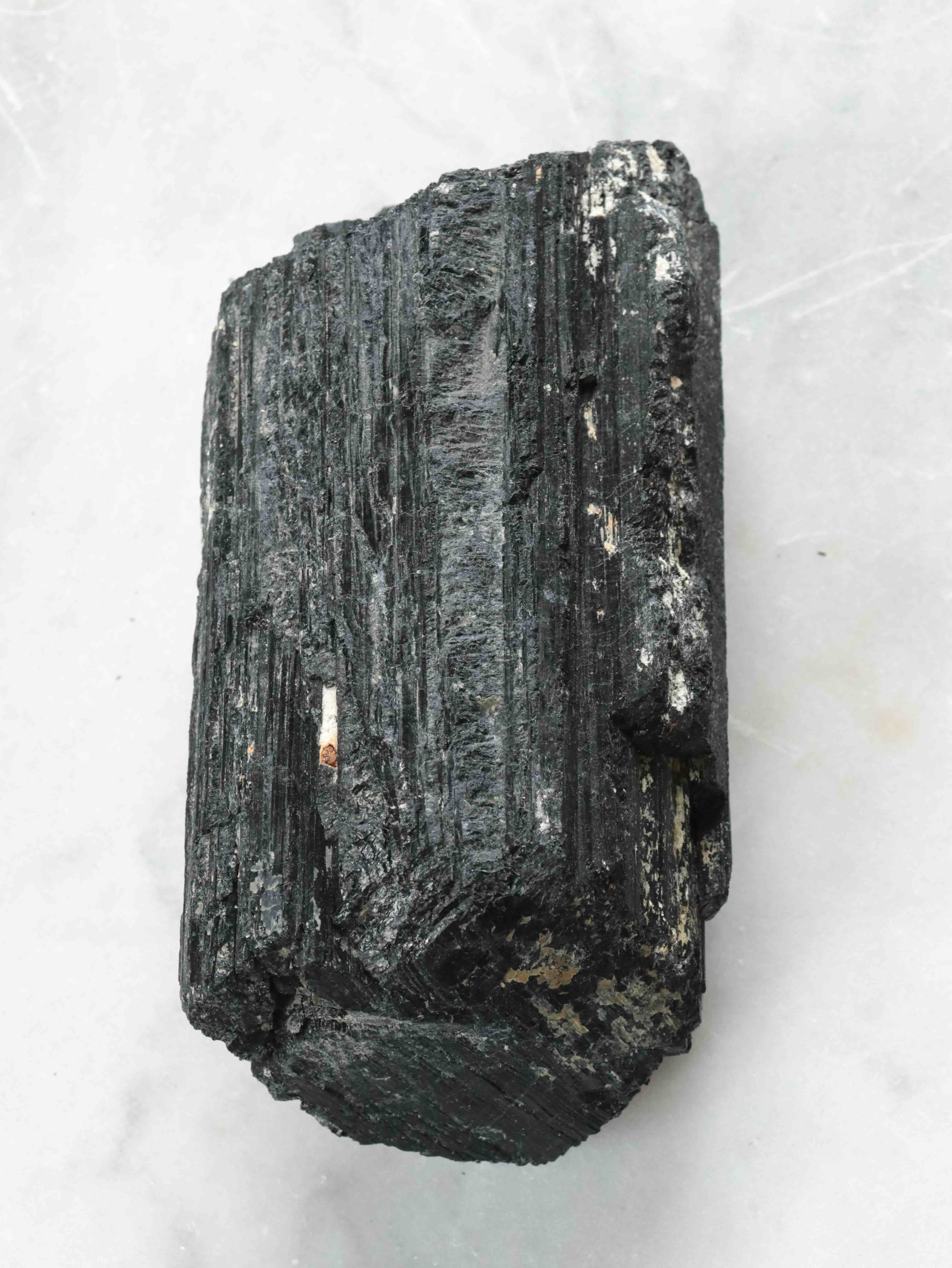 Tourmaline noire brute - Pierre pour éloigner les énergies négatives - SOLYA - Bijoux, Cristaux et mineraux en Belgique - Boutique de pierres naturelles et ethiques
