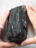 Tourmaline noire brute - Pierre pour éloigner les énergies négatives - SOLYA - Bijoux, Cristaux et mineraux en Belgique - Boutique de pierres naturelles et ethiques
