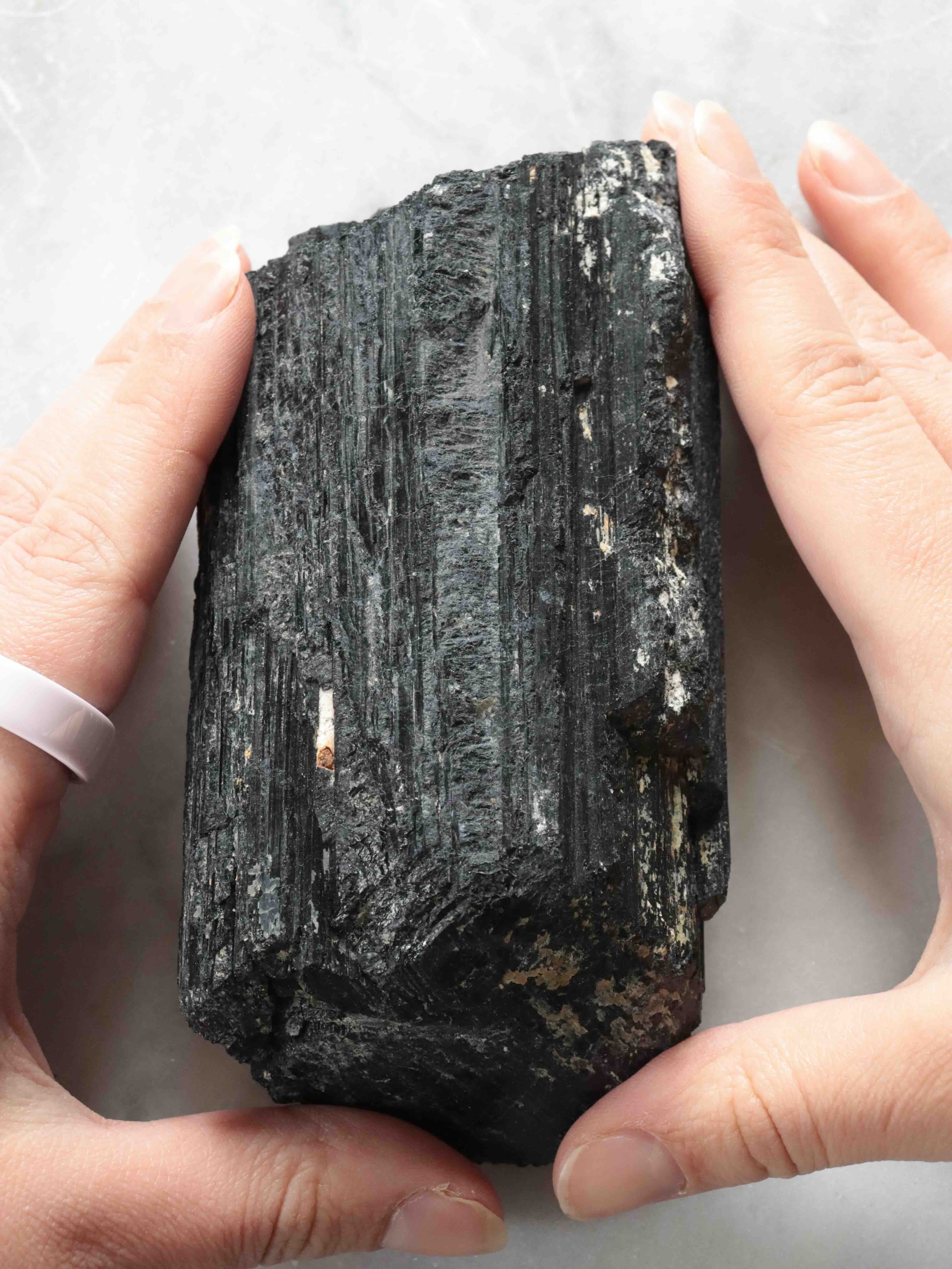 Tourmaline noire brute - Pierre pour éloigner les énergies négatives - SOLYA - Bijoux, Cristaux et mineraux en Belgique - Boutique de pierres naturelles et ethiques