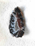 Mini tranche d'Agate naturelle – motifs tourbillonnants noir, gris-bleu et bordeaux avec cavité druze centrale – pierre de courage et chance – SOLYA Belgique