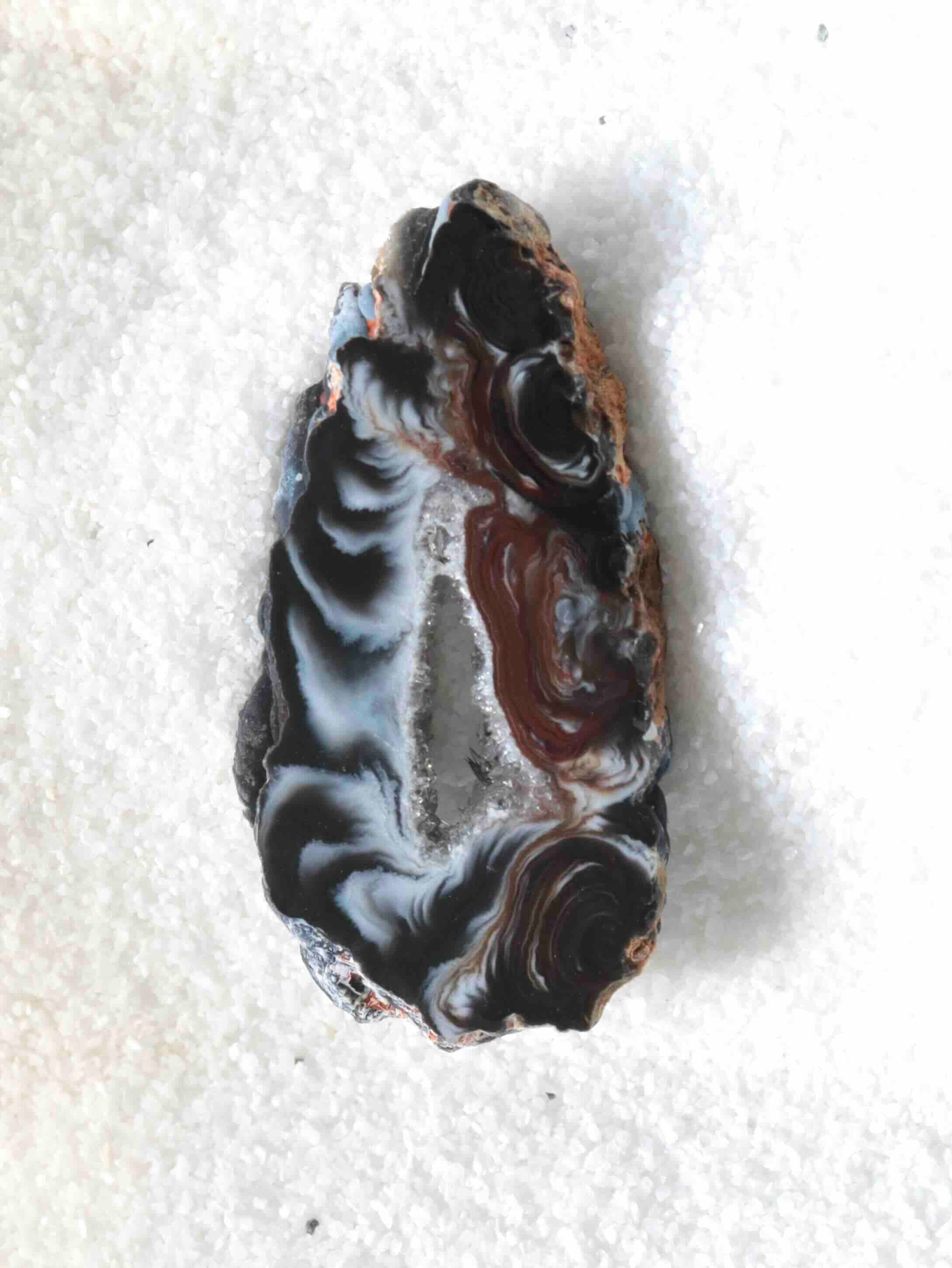 Mini tranche d'Agate naturelle – motifs tourbillonnants noir, gris-bleu et bordeaux avec cavité druze centrale – pierre de courage et chance – SOLYA Belgique