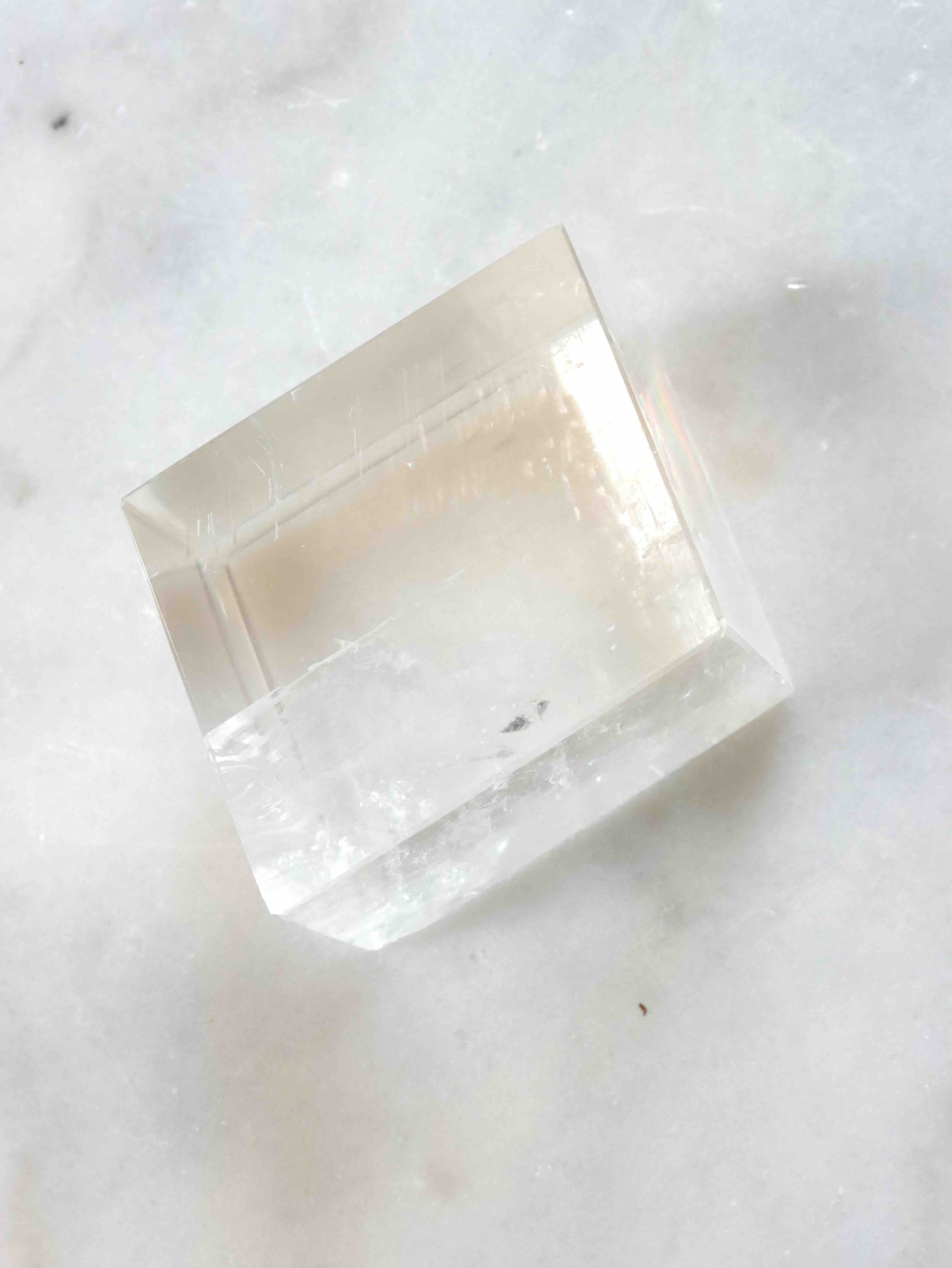 Calcite optique naturelle – cristal de clarté et de double vision – boutique SOLYA Belgique