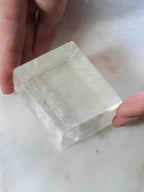 Détail de la calcite optique (spath d'Islande) – pierre pour changer de perspective – SOLYA