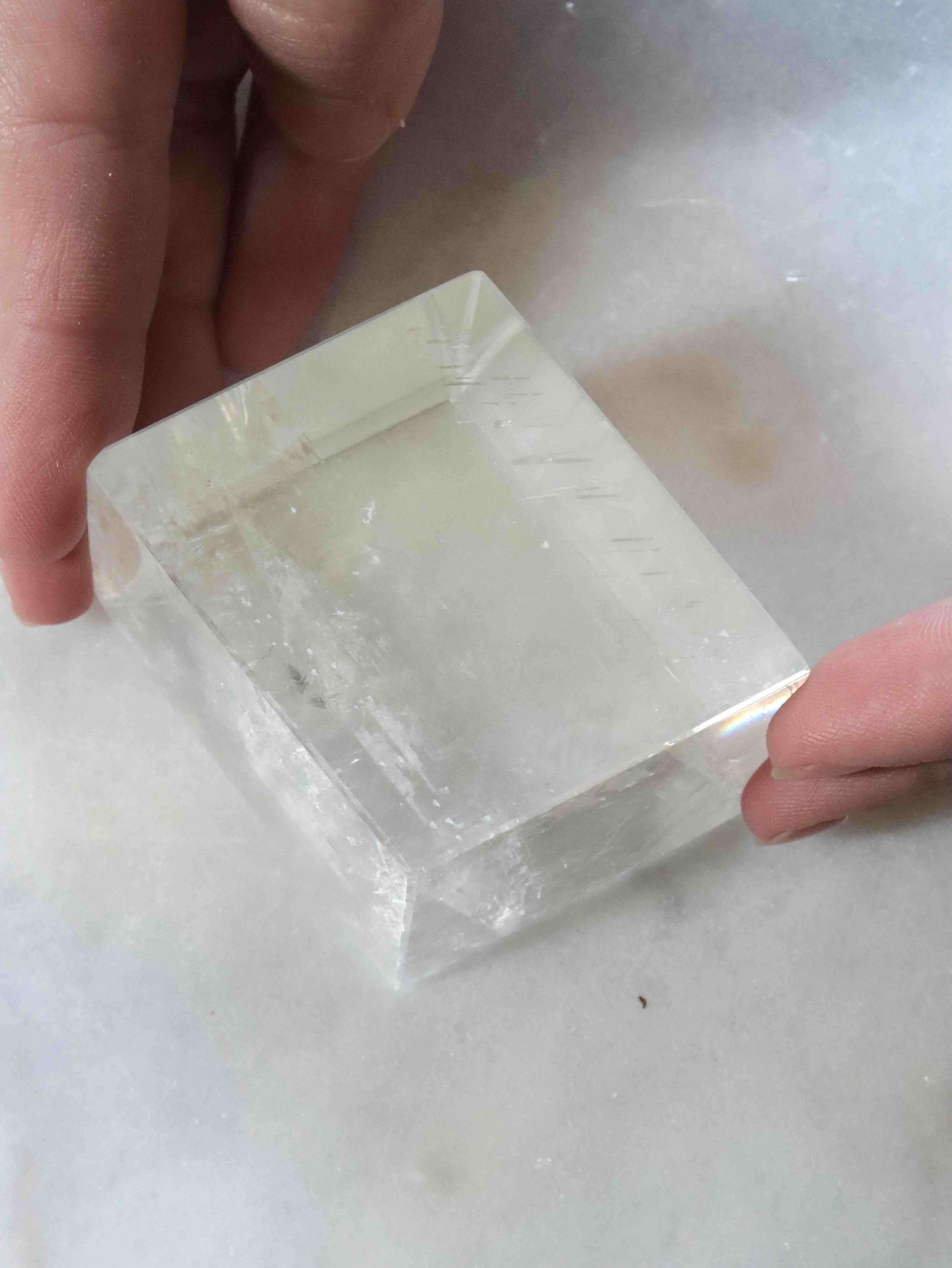 Détail de la calcite optique (spath d'Islande) – pierre pour changer de perspective – SOLYA
