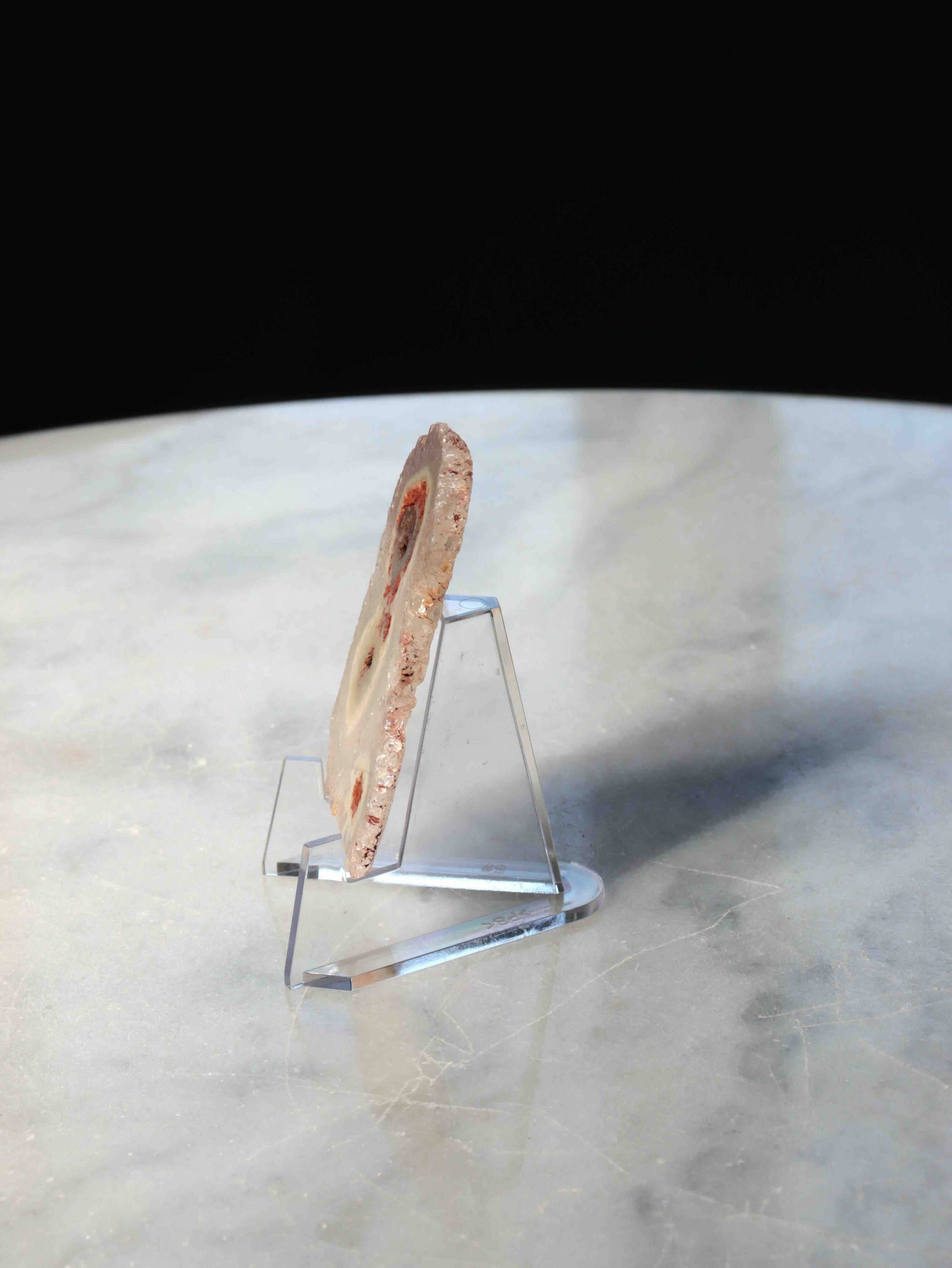 Fleur d'Agate naturelle – vue de profil sur support acrylique, tranche fine teinte saumon rosé – lithothérapie Brésil – SOLYA Belgique