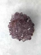 Fleur d'améthyste posée sur fond neutre, formation rare en stalactite, gemme naturelle SOLYA