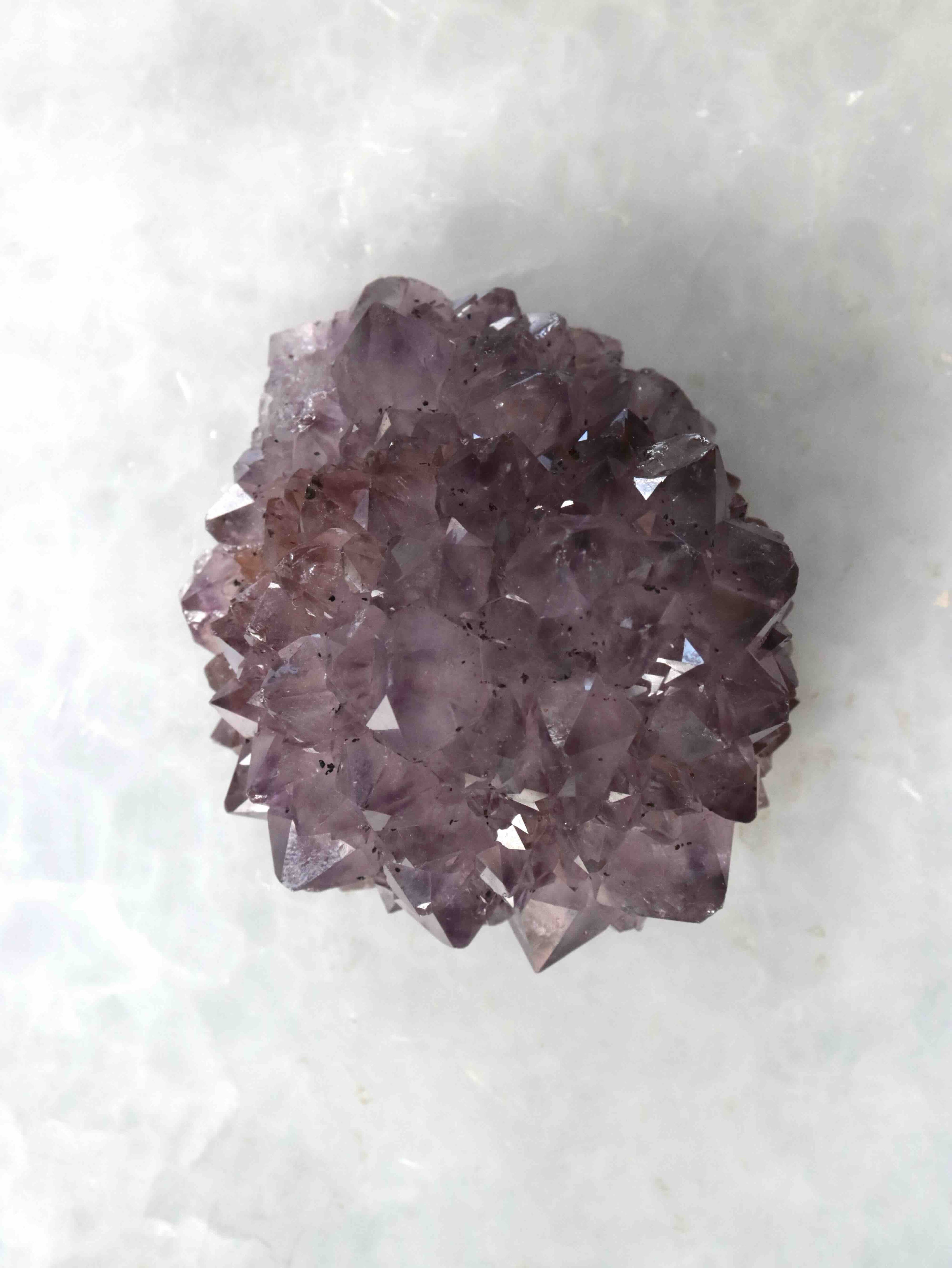 Fleur d'améthyste posée sur fond neutre, formation rare en stalactite, gemme naturelle SOLYA