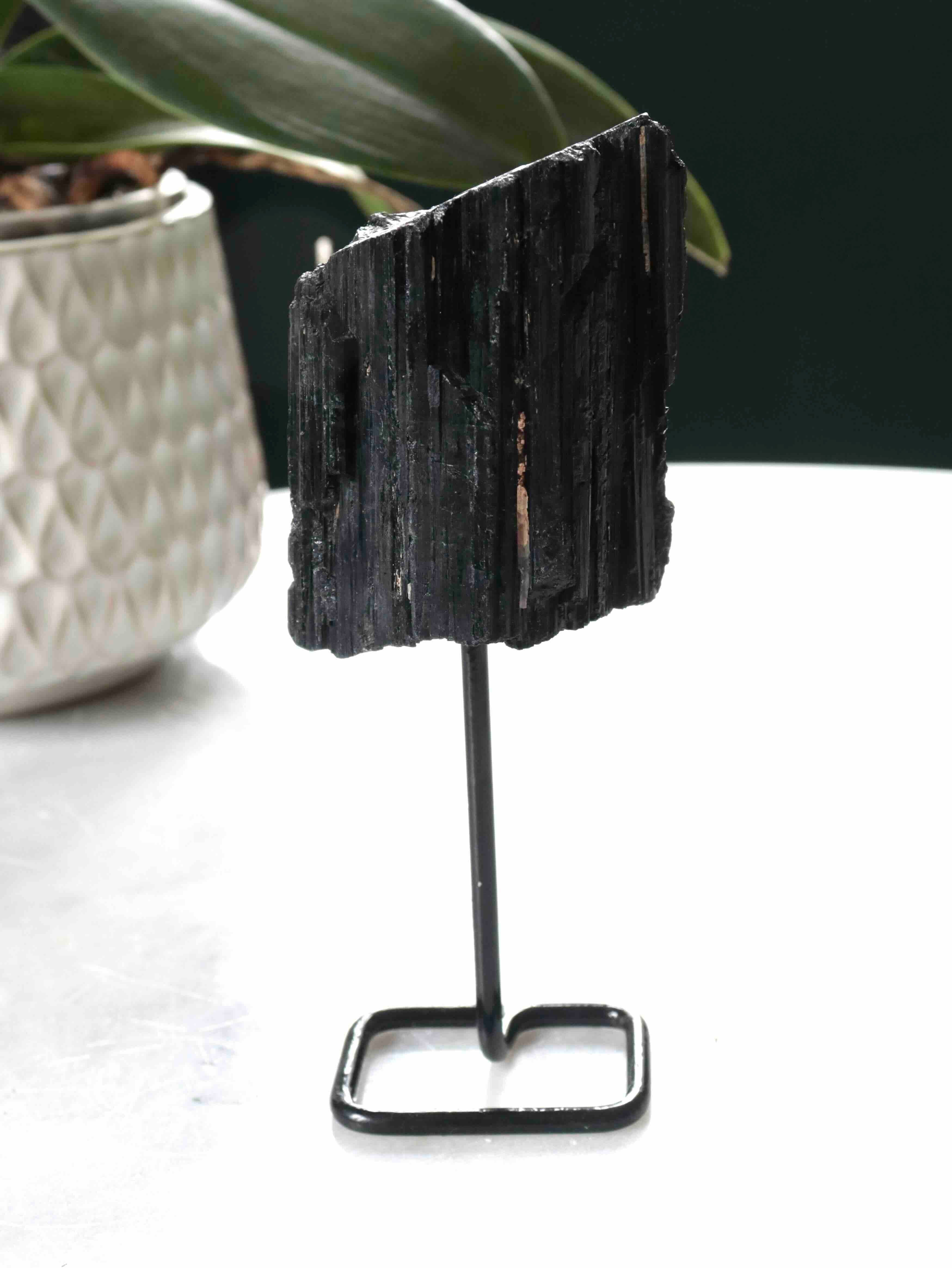 Petite tourmaline noire brute sur pied métal noir – pierre de protection du Brésil – SOLYA Belgique