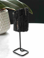 Tourmaline noire brute sur pied métal, vue de face – pierre naturelle éthique pour éloigner les énergies négatives – SOLYA