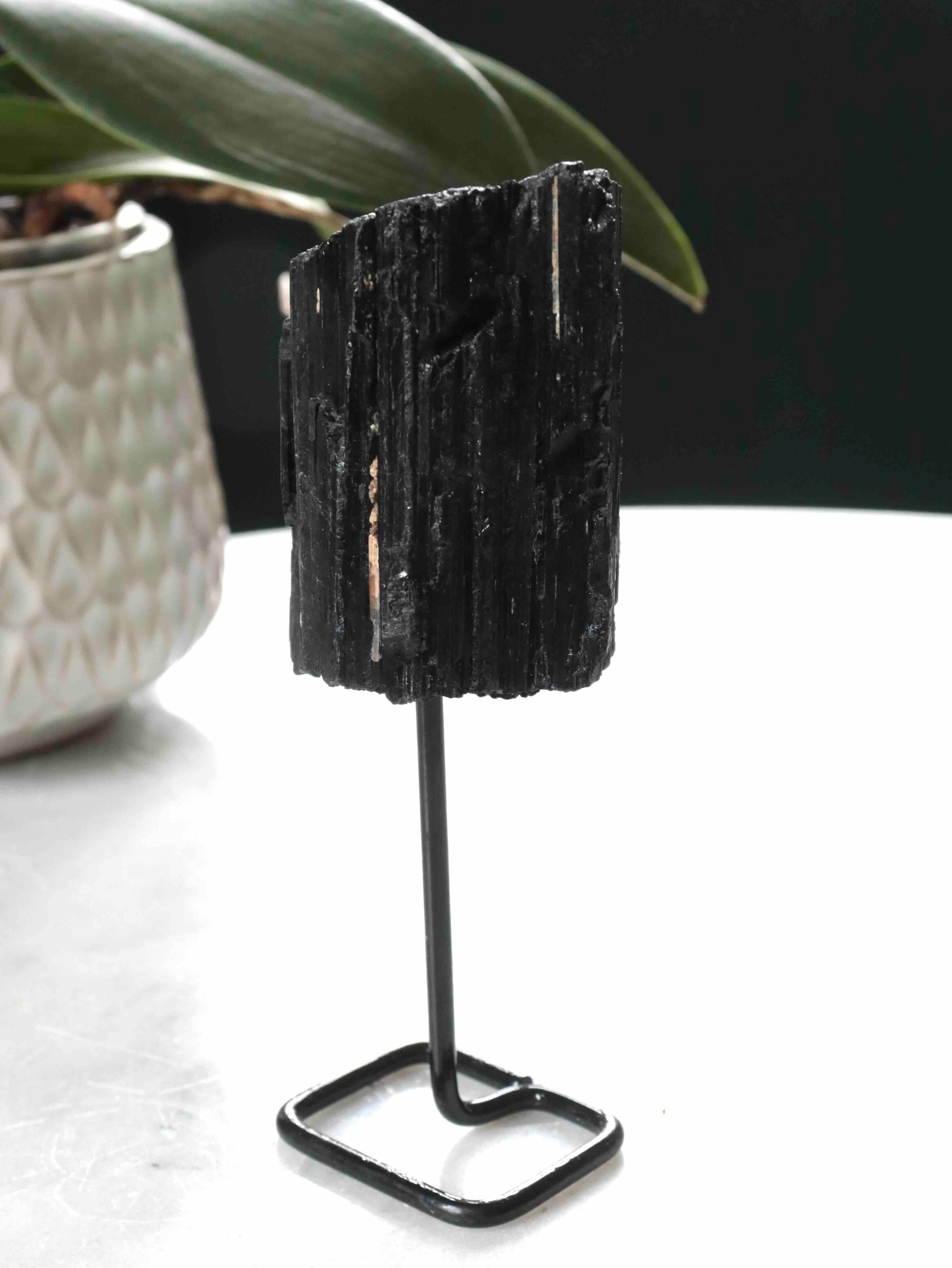 Tourmaline noire brute sur pied métal, vue de face – pierre naturelle éthique pour éloigner les énergies négatives – SOLYA
