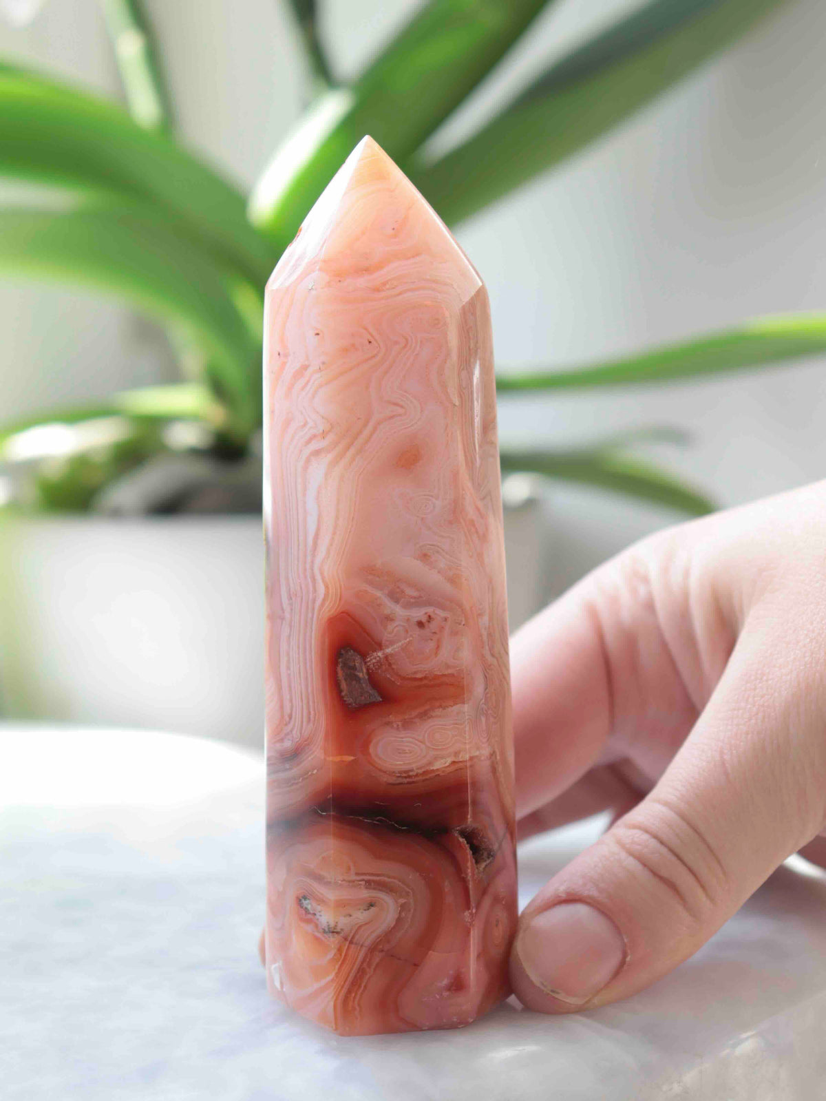 Pointe en cornaline sculptée à la main, d’environ 12 cm de haut.