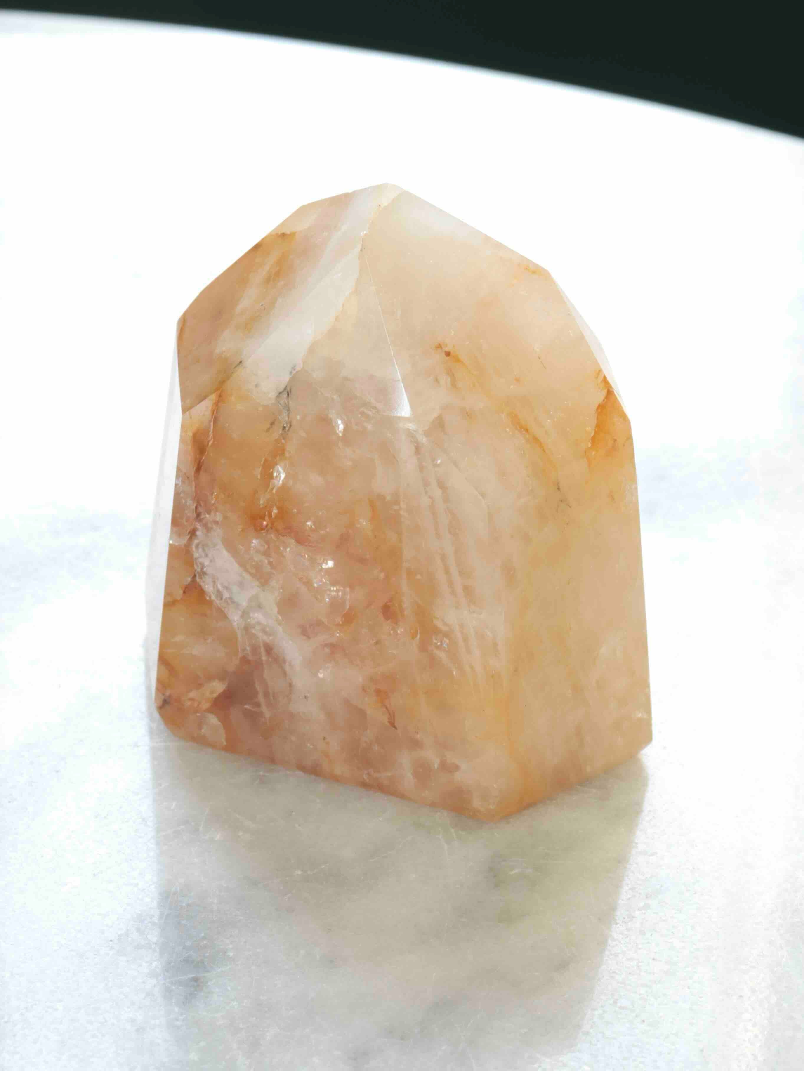 Pointe en Quartz doré - Pierre pour l'Ancrage & la lumière - SOLYA - Bijoux, Cristaux et mineraux en Belgique - Boutique de pierres naturelles et ethiques