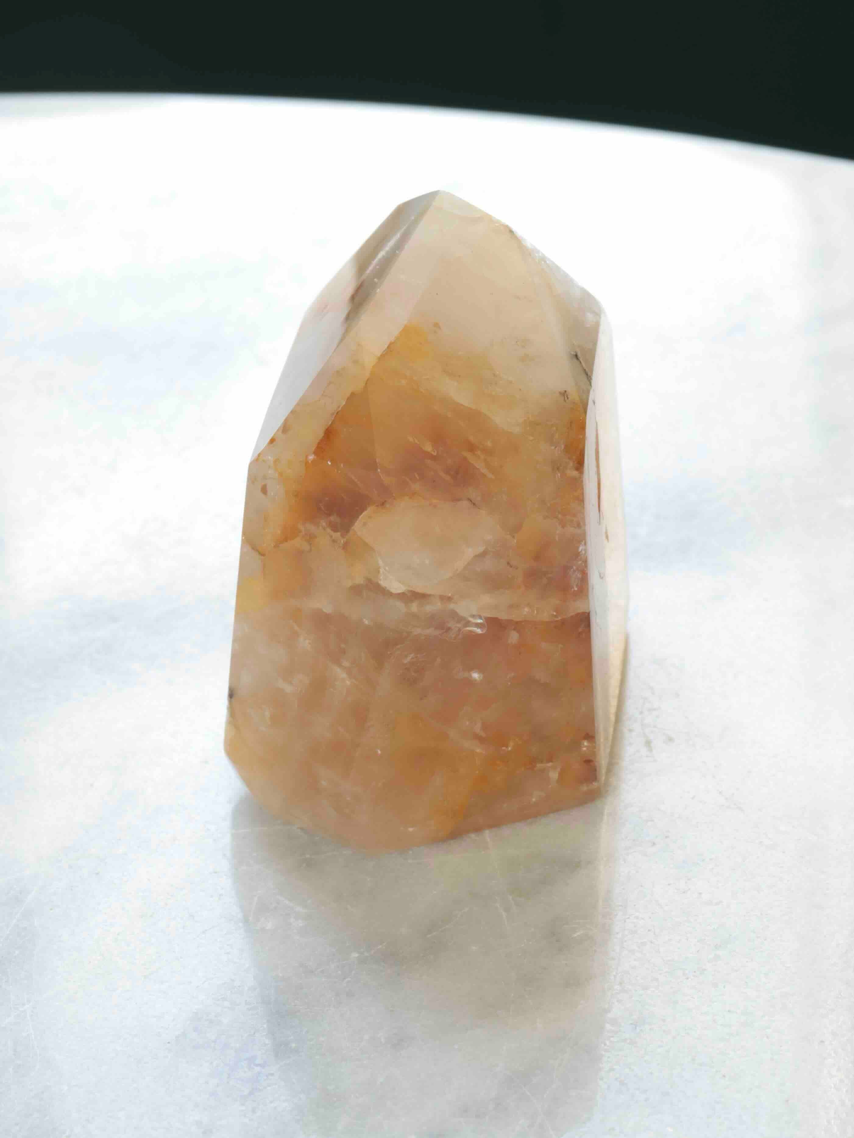 Pointe en Quartz doré - Pierre pour l'Ancrage & la lumière - SOLYA - Bijoux, Cristaux et mineraux en Belgique - Boutique de pierres naturelles et ethiques