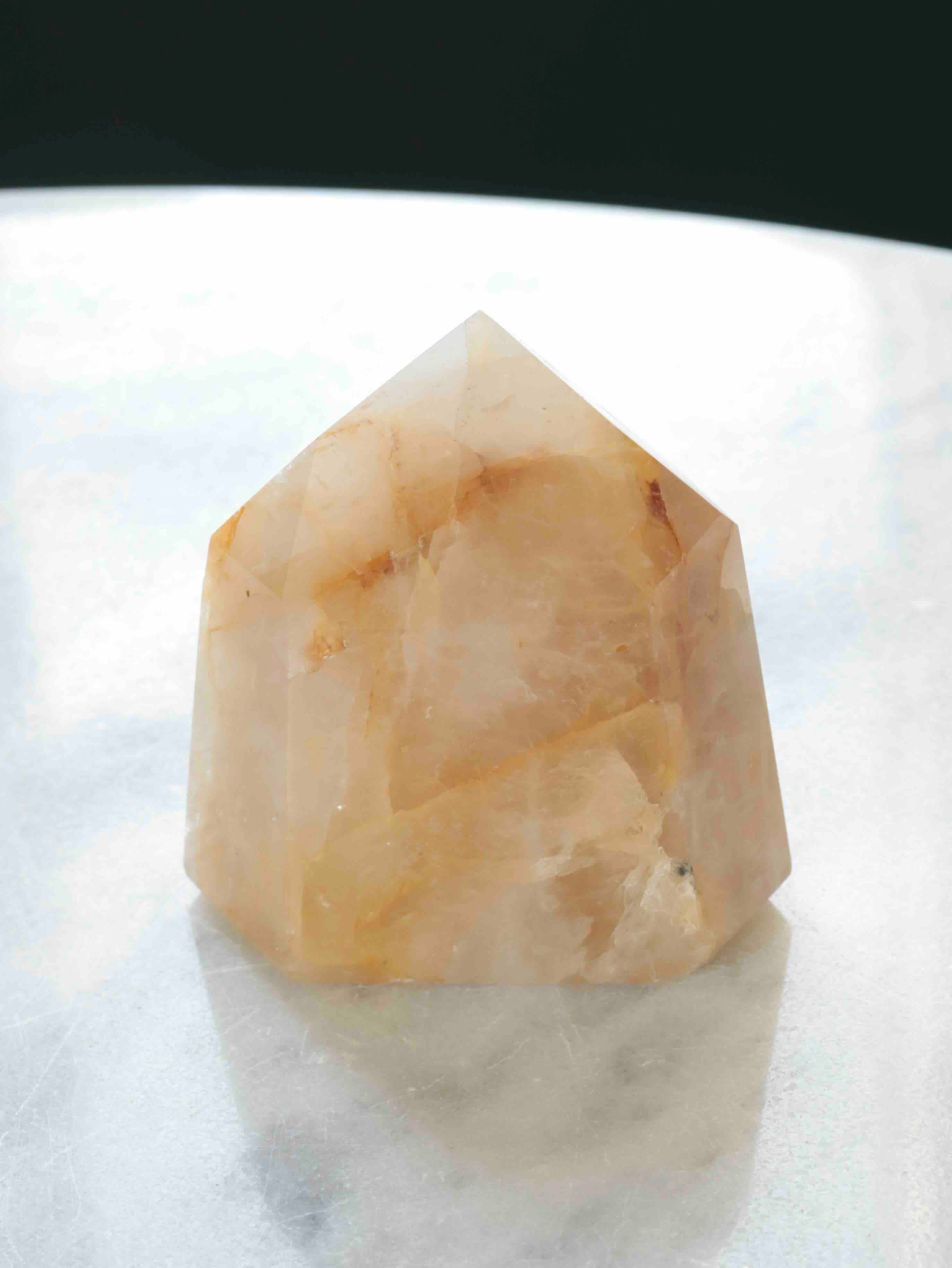Pointe en Quartz doré - Pierre pour l'Ancrage & la lumière - SOLYA - Bijoux, Cristaux et mineraux en Belgique - Boutique de pierres naturelles et ethiques
