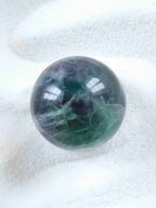 Sphere en Fluorite | Pierre pour se detendre & se reconnecter à son savoir | SOLYA | Bijoux, Cristaux et mineraux en Belgique | Boutique de pierres naturelles et ethiques