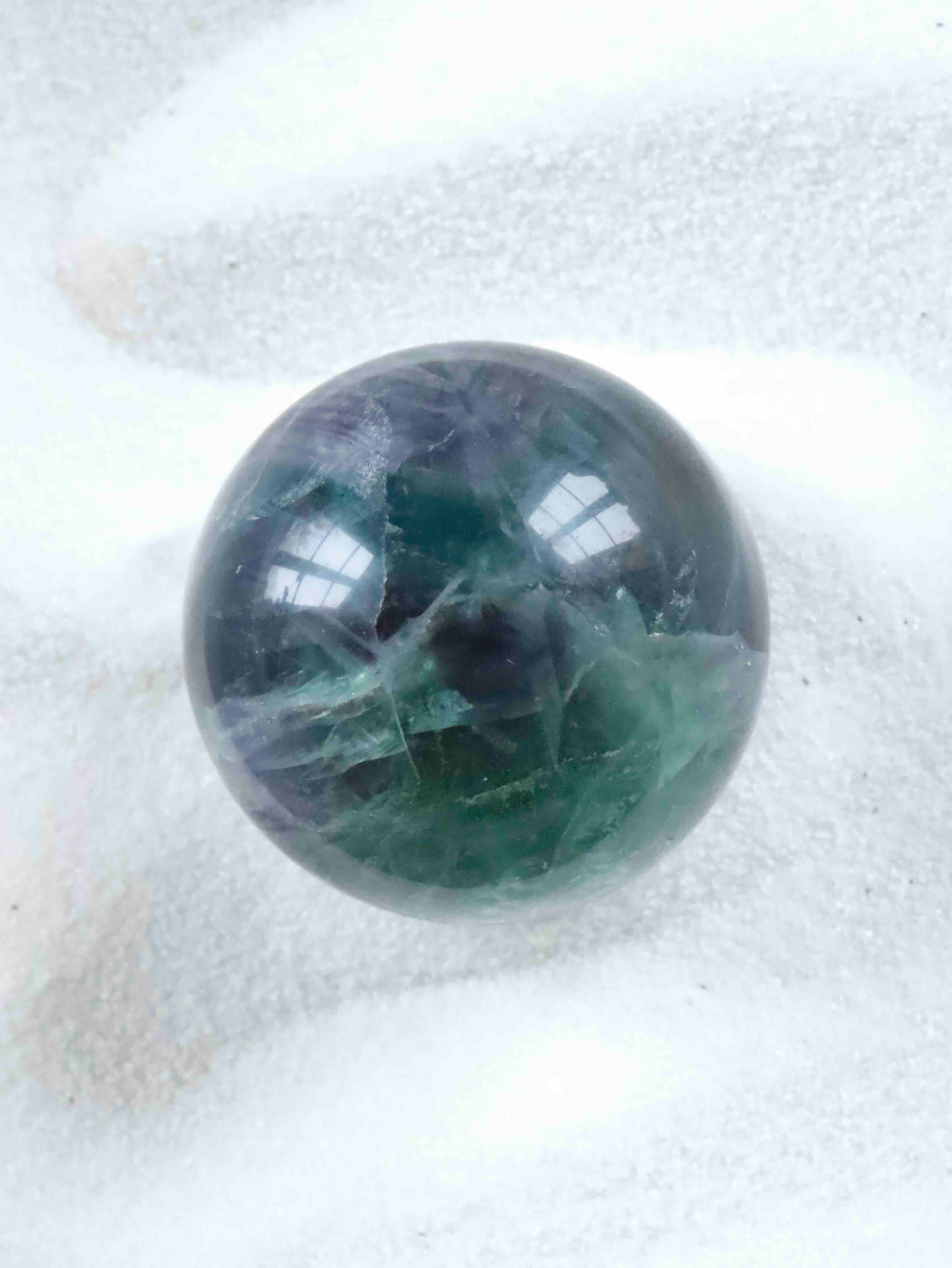 Sphere en Fluorite | Pierre pour se detendre & se reconnecter à son savoir | SOLYA | Bijoux, Cristaux et mineraux en Belgique | Boutique de pierres naturelles et ethiques