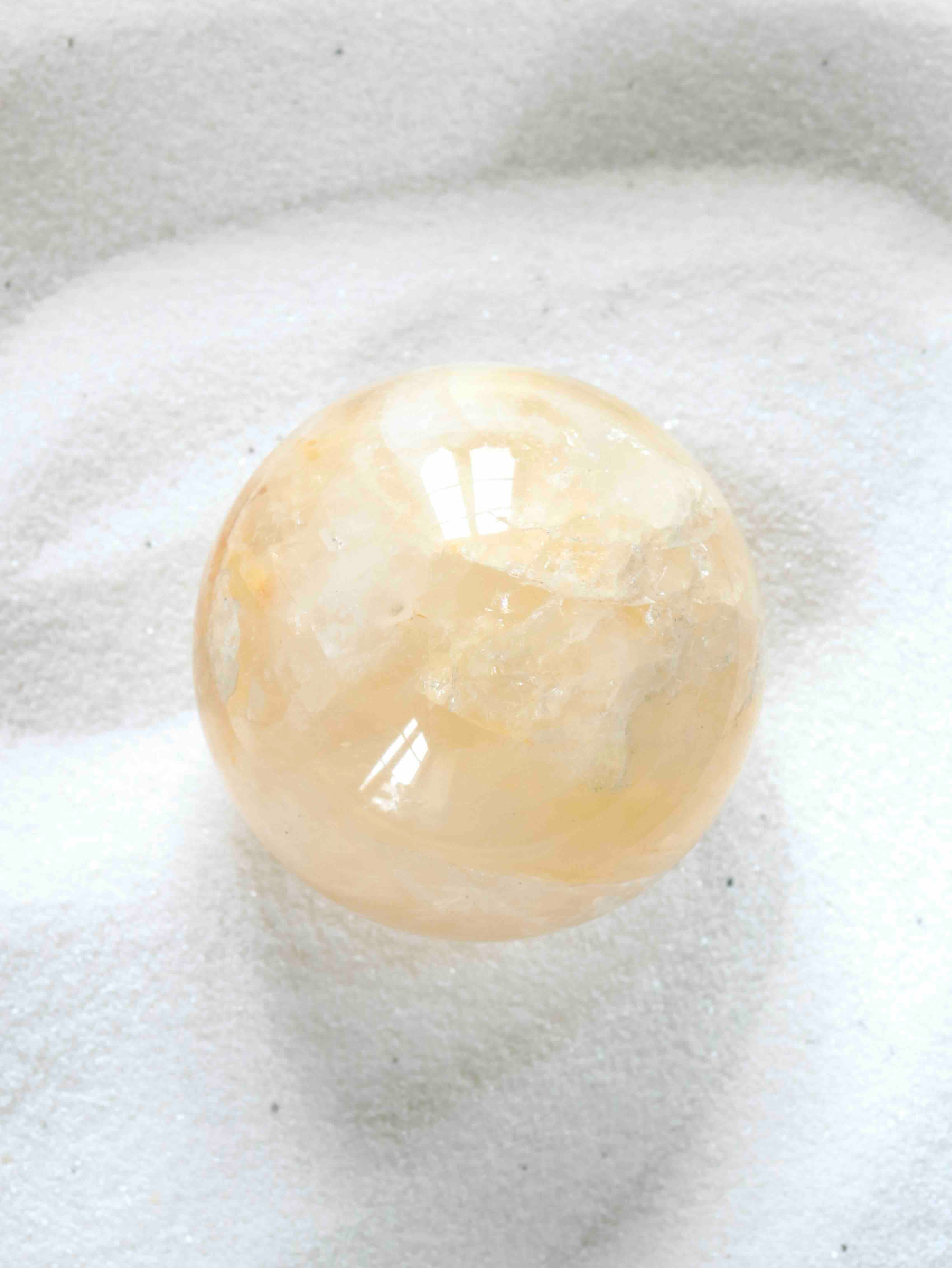 Sphère en Quartz doré - Pierre pour l'Ancrage & la lumière - SOLYA - Bijoux, Cristaux et mineraux en Belgique - Boutique de pierres naturelles et ethiques