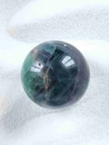 Sphere en Fluorite | Pierre pour se detendre & se reconnecter à son savoir | SOLYA | Bijoux, Cristaux et mineraux en Belgique | Boutique de pierres naturelles et ethiques