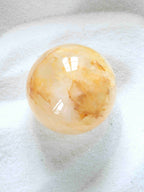 Sphère en Quartz doré - Pierre pour l'Ancrage & la lumière - SOLYA - Bijoux, Cristaux et mineraux en Belgique - Boutique de pierres naturelles et ethiques