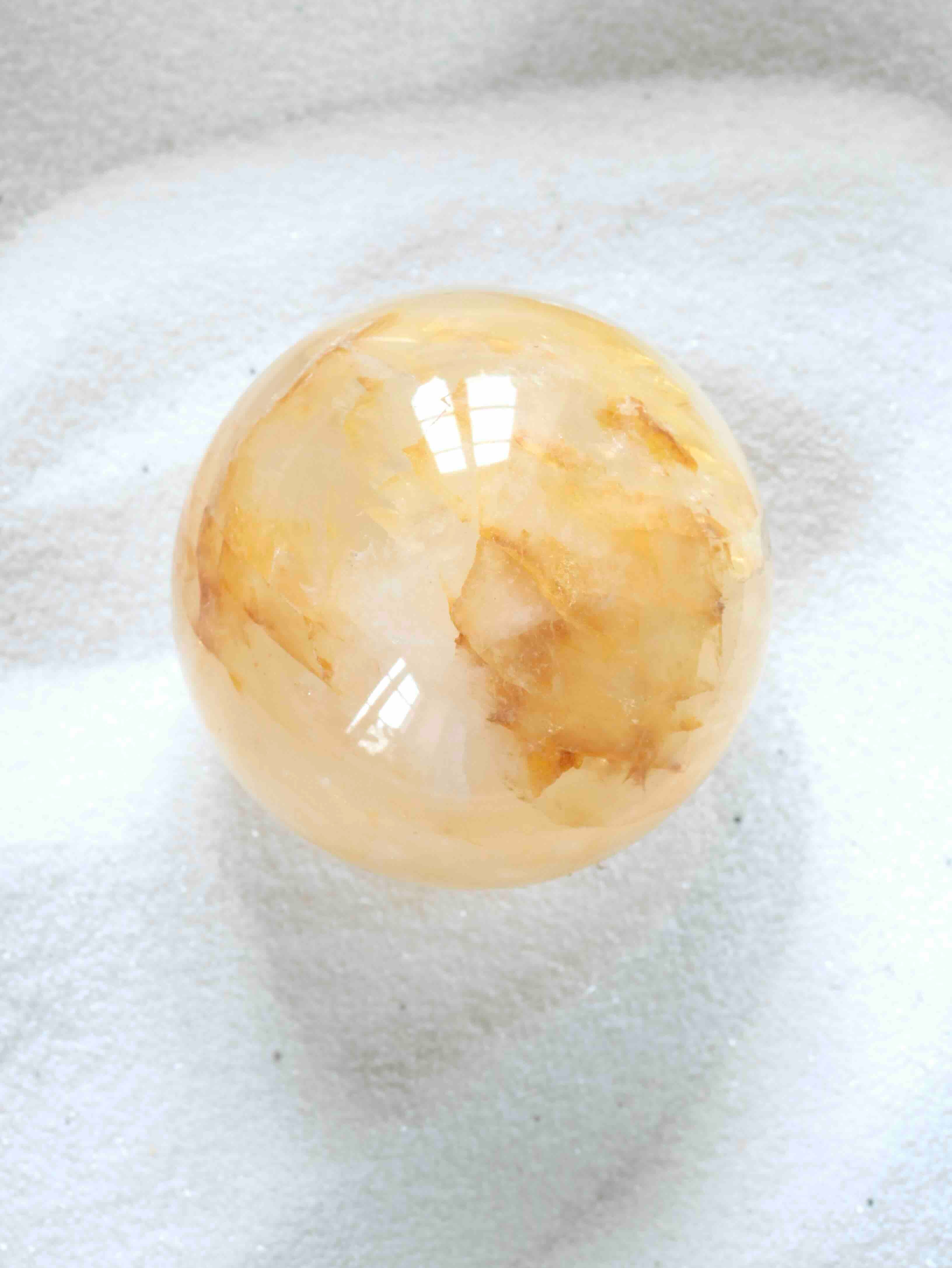 Sphère en Quartz doré - Pierre pour l'Ancrage & la lumière - SOLYA - Bijoux, Cristaux et mineraux en Belgique - Boutique de pierres naturelles et ethiques