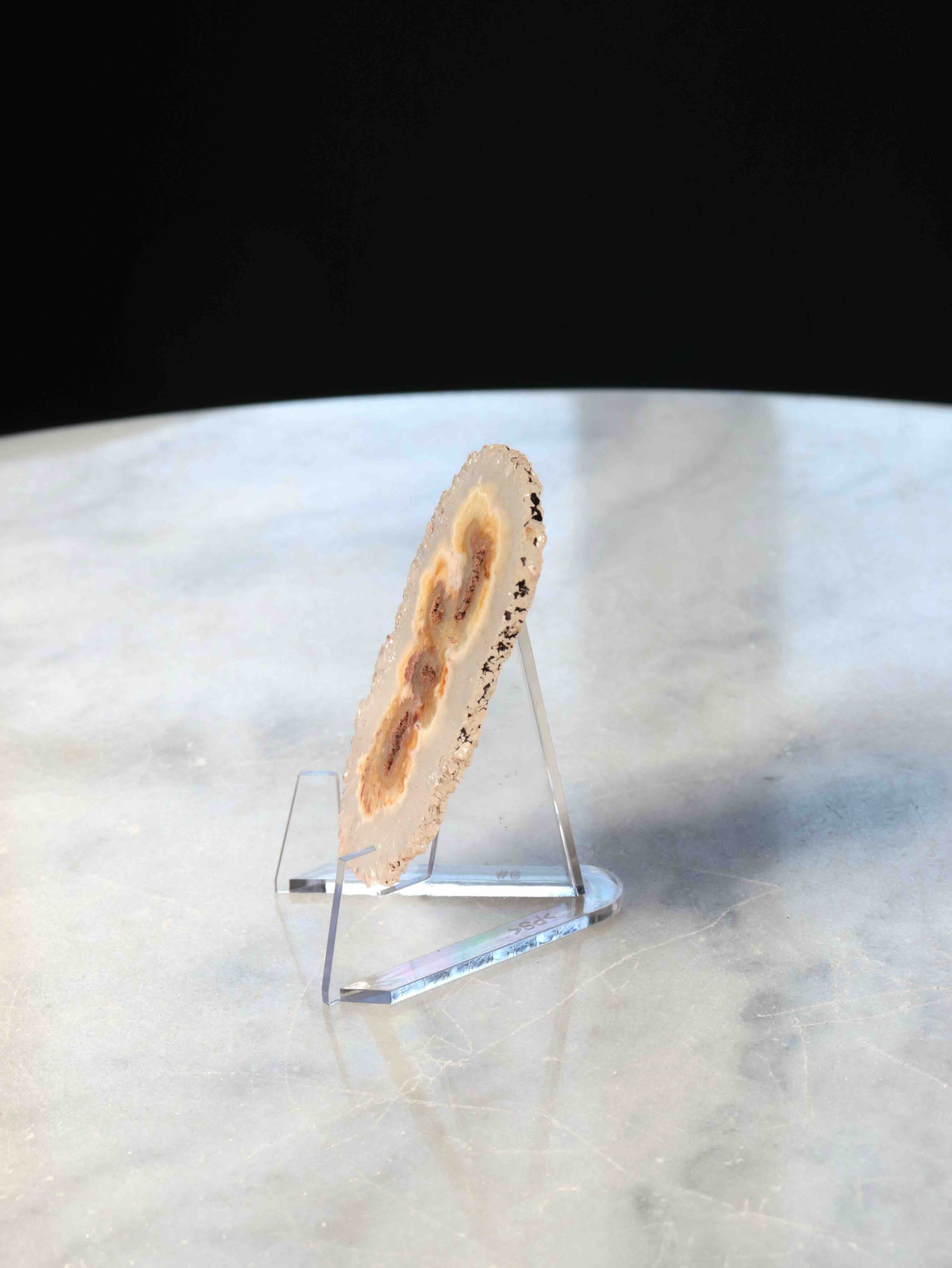 Fleur d'Agate naturelle – vue de profil sur support acrylique, tranche fine teinte crème et caramel – lithothérapie Brésil – SOLYA Belgique