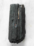 Tourmaline noire brute - Pierre pour éloigner les énergies négatives - SOLYA - Bijoux, Cristaux et mineraux en Belgique - Boutique de pierres naturelles et ethiques
