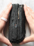 Tourmaline noire brute - Pierre pour éloigner les énergies négatives - SOLYA - Bijoux, Cristaux et mineraux en Belgique - Boutique de pierres naturelles et ethiques