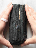Tourmaline noire brute - Pierre pour éloigner les énergies négatives - SOLYA - Bijoux, Cristaux et mineraux en Belgique - Boutique de pierres naturelles et ethiques