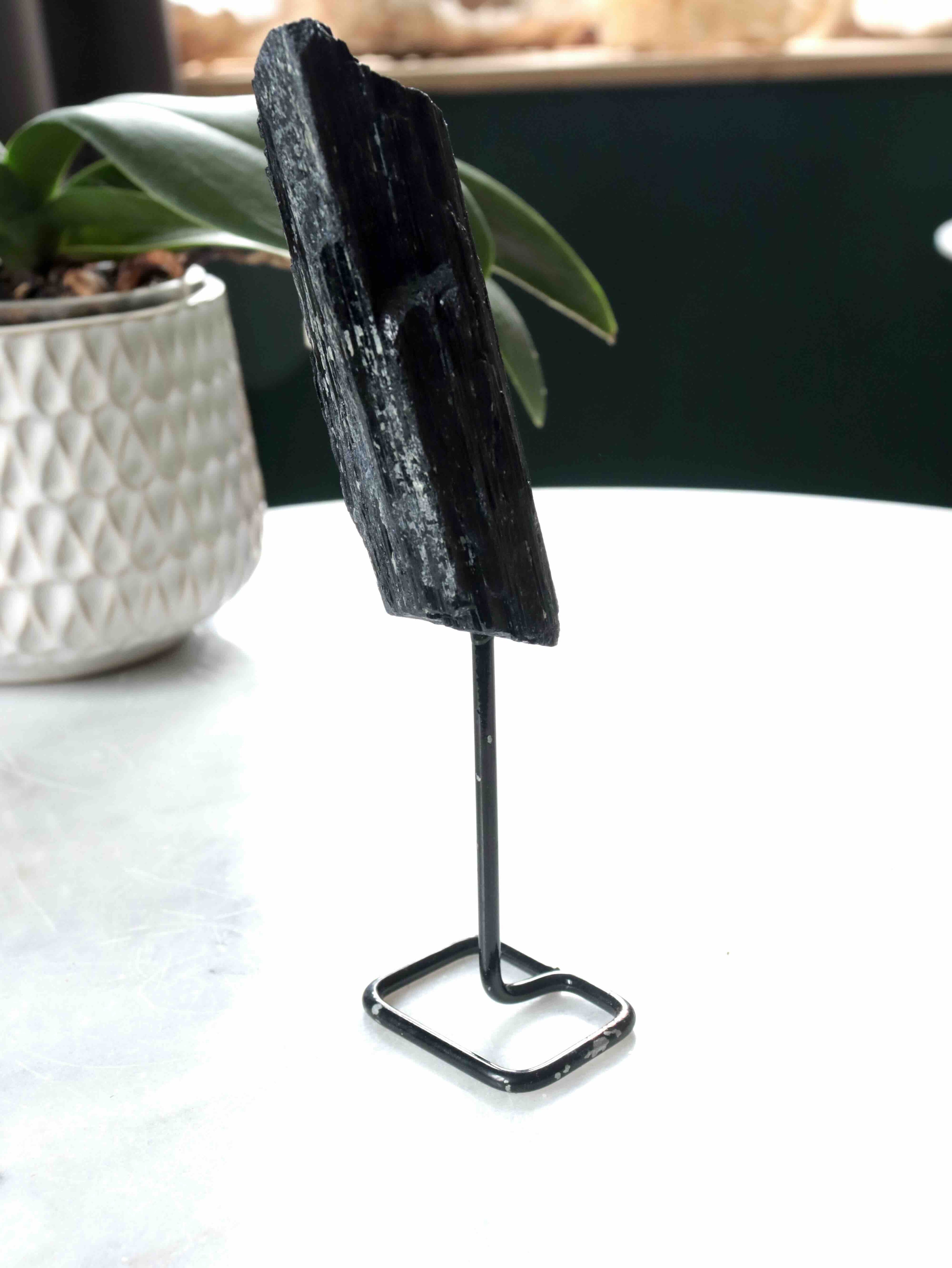 Petite Tourmaline noire sur pied 𖢻 Éloigner les énergies négatives