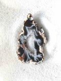 Mini tranche d'Agate naturelle – motifs tourbillonnants noir et gris-bleu avec cavité druze centrale et liseré crème – pierre de courage et chance – SOLYA Belgique