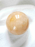 Sphère en Quartz doré - Pierre pour l'Ancrage & la lumière - SOLYA - Bijoux, Cristaux et mineraux en Belgique - Boutique de pierres naturelles et ethiques