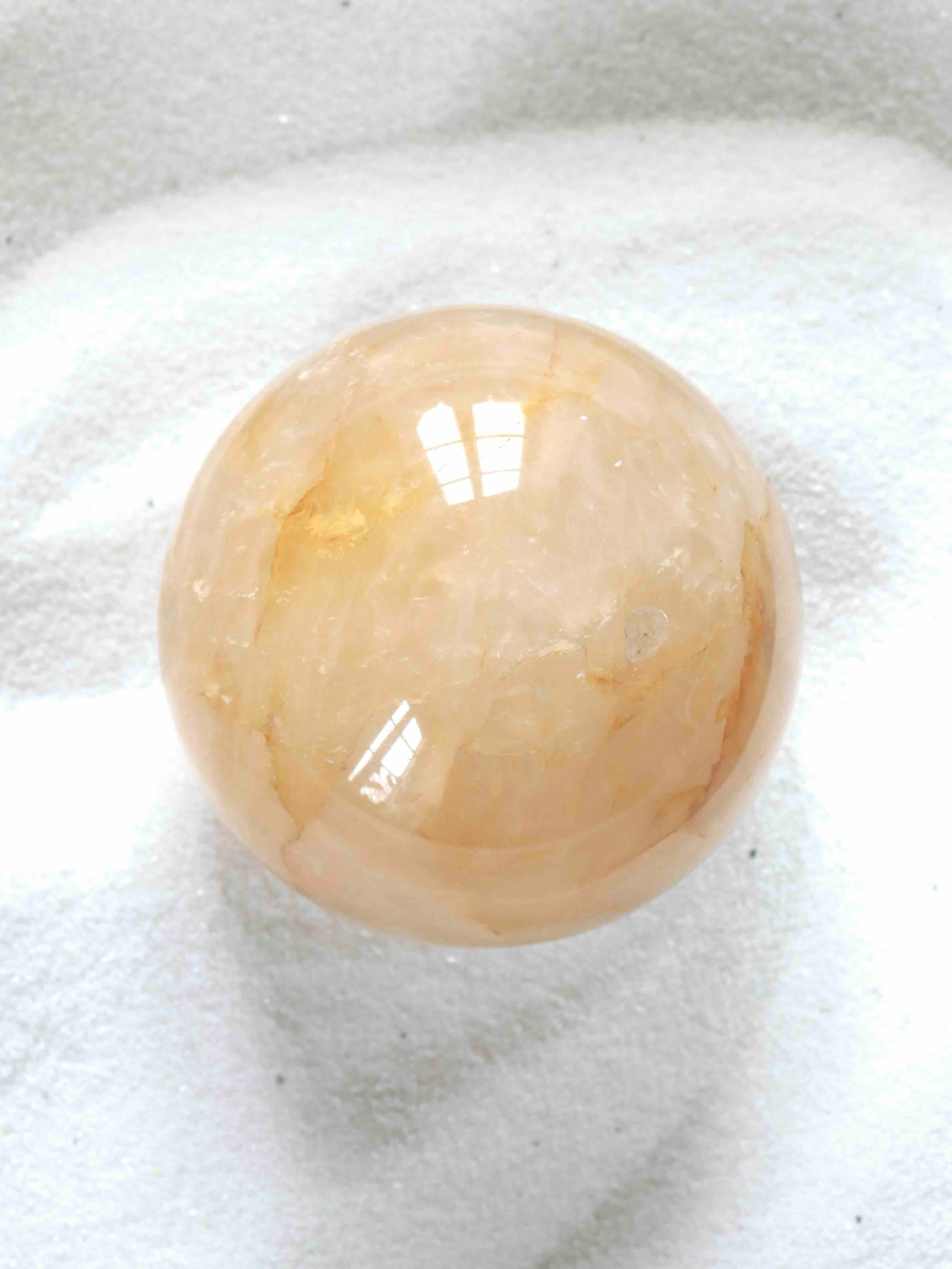 Sphère en Quartz doré - Pierre pour l'Ancrage & la lumière - SOLYA - Bijoux, Cristaux et mineraux en Belgique - Boutique de pierres naturelles et ethiques