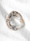 Mini tranche d'Agate naturelle – teintes blanc laiteux et caramel avec inclusions gris-bleu et centre translucide – pierre de courage et chance – SOLYA Belgique