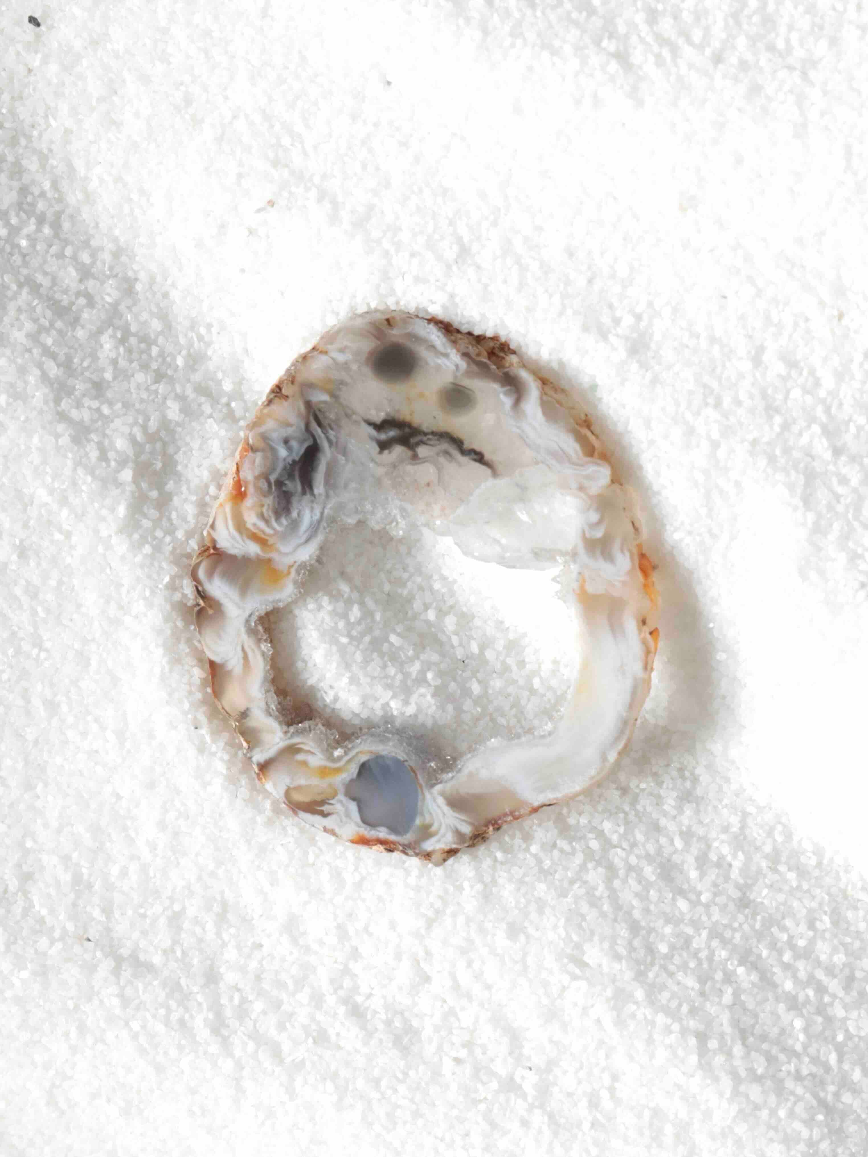 Mini tranche d'Agate naturelle – teintes blanc laiteux et caramel avec inclusions gris-bleu et centre translucide – pierre de courage et chance – SOLYA Belgique