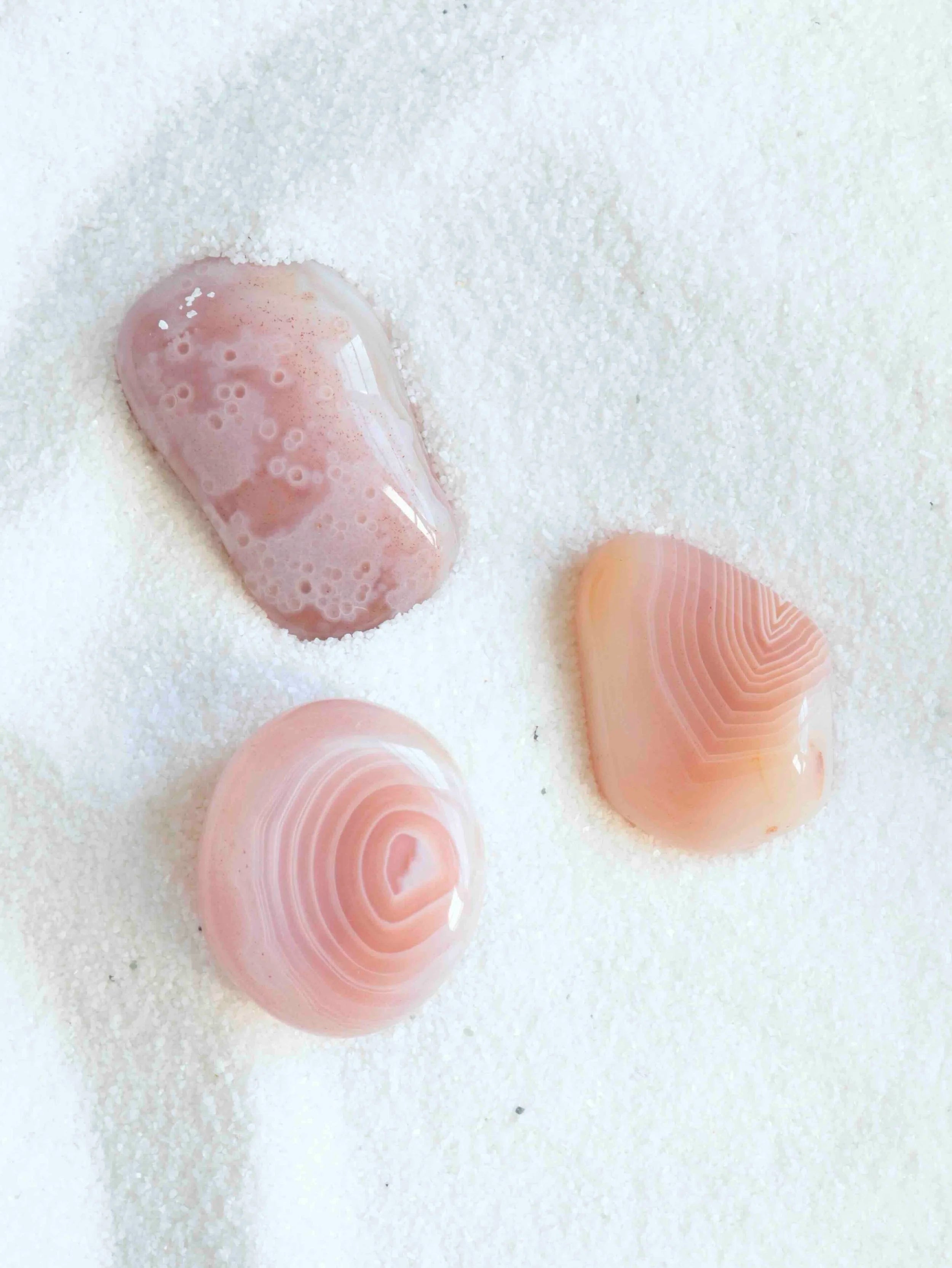 Agate abricot | Pierre pour la chance et l'ouverture du coeur | SOLYA | Bijoux, cristaux & minéraux en Belgique | Eshop de pierres ethiques & naturelles | Sélectionnees par une gemmologue