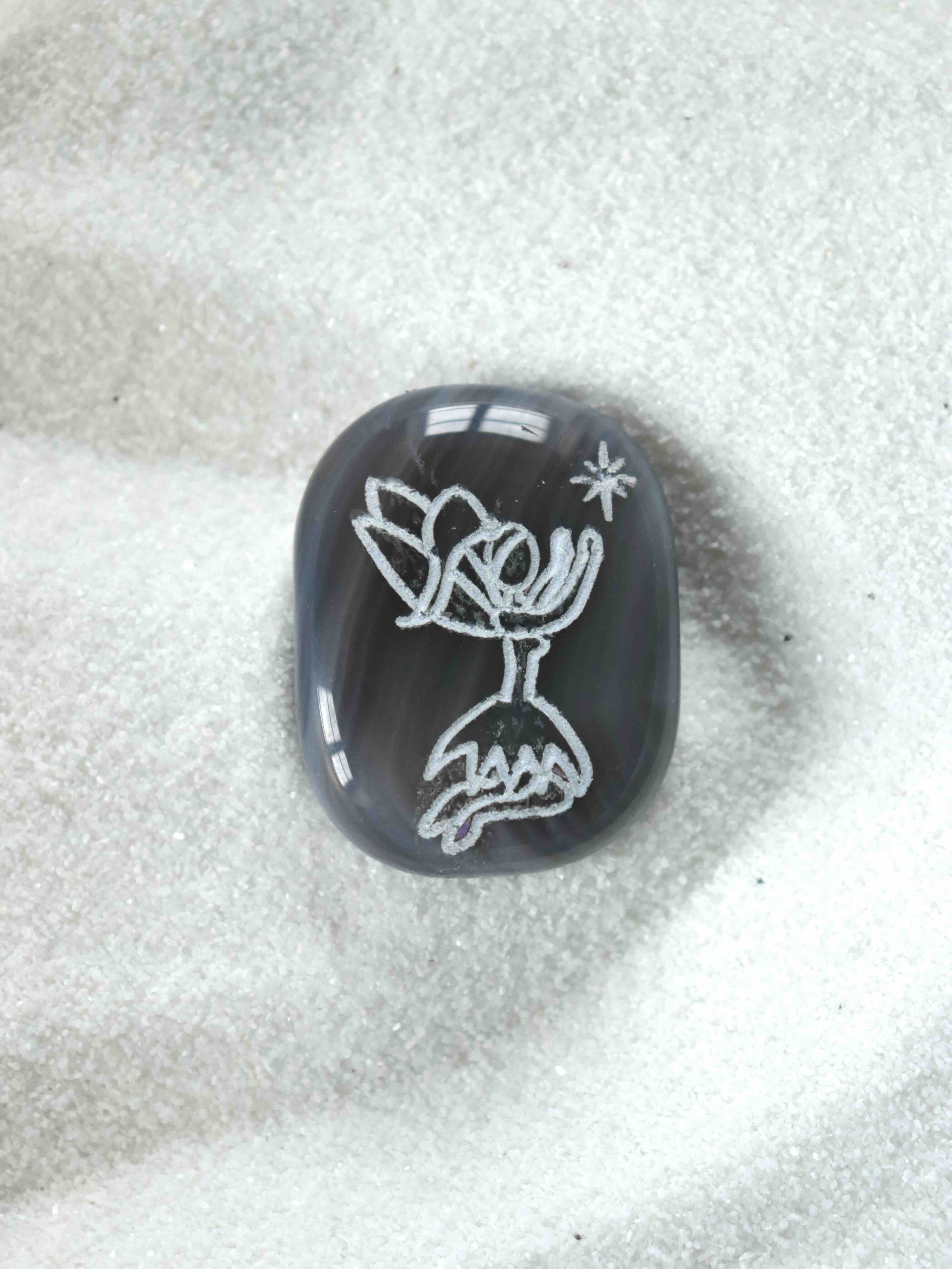 Agate gravée Fée - Pierre pour le courage & la chance - SOLYA - Bijoux, Cristaux et mineraux en Belgique - Boutique de pierres naturelles et ethiques