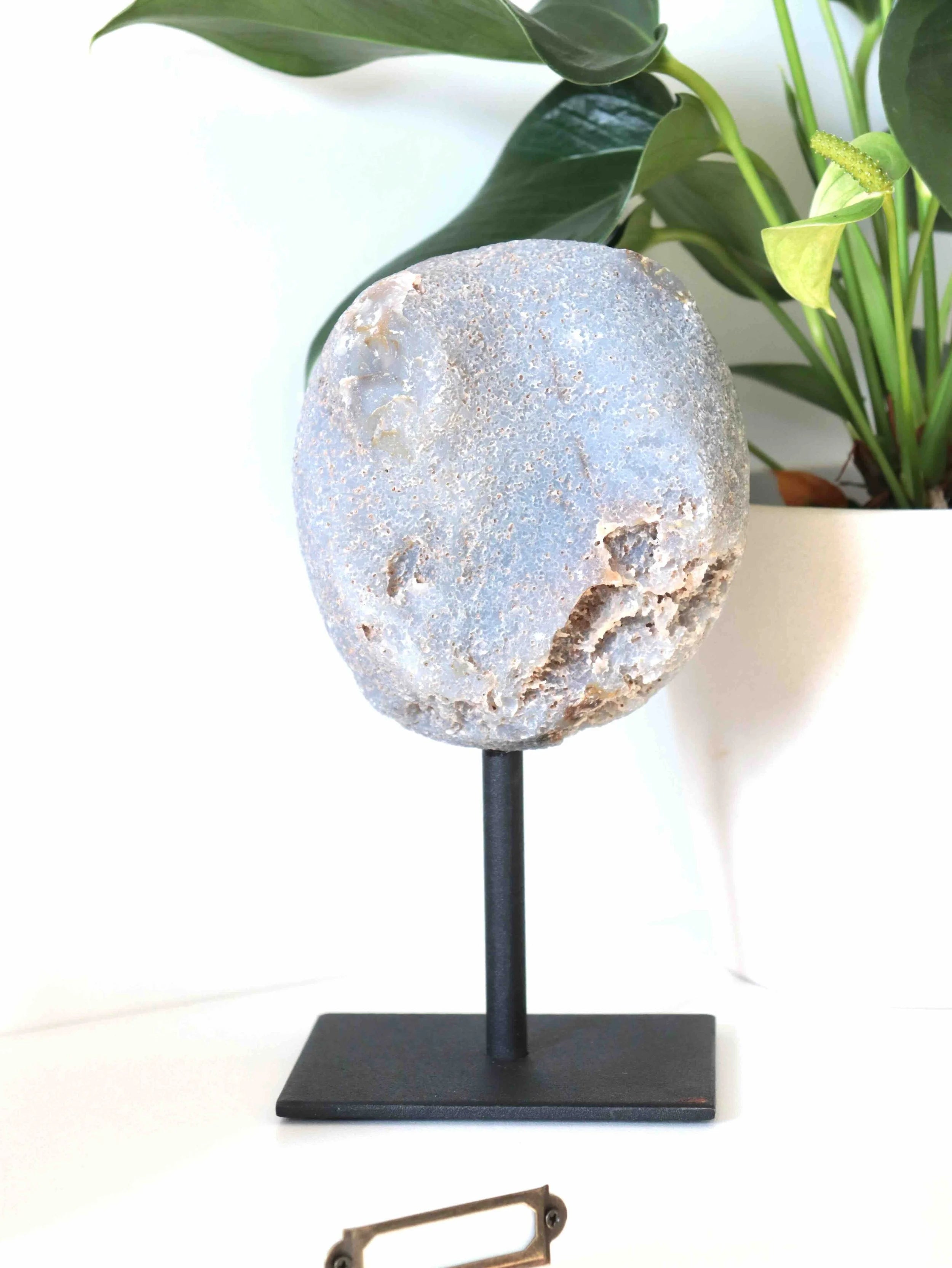 Agate sur pied | Pierre pour le courage et la chance | SOLYA | Bijoux, cristaux & minéraux en Belgique | Eshop de pierres ethiques & naturelles | Sélectionnees par une gemmologue