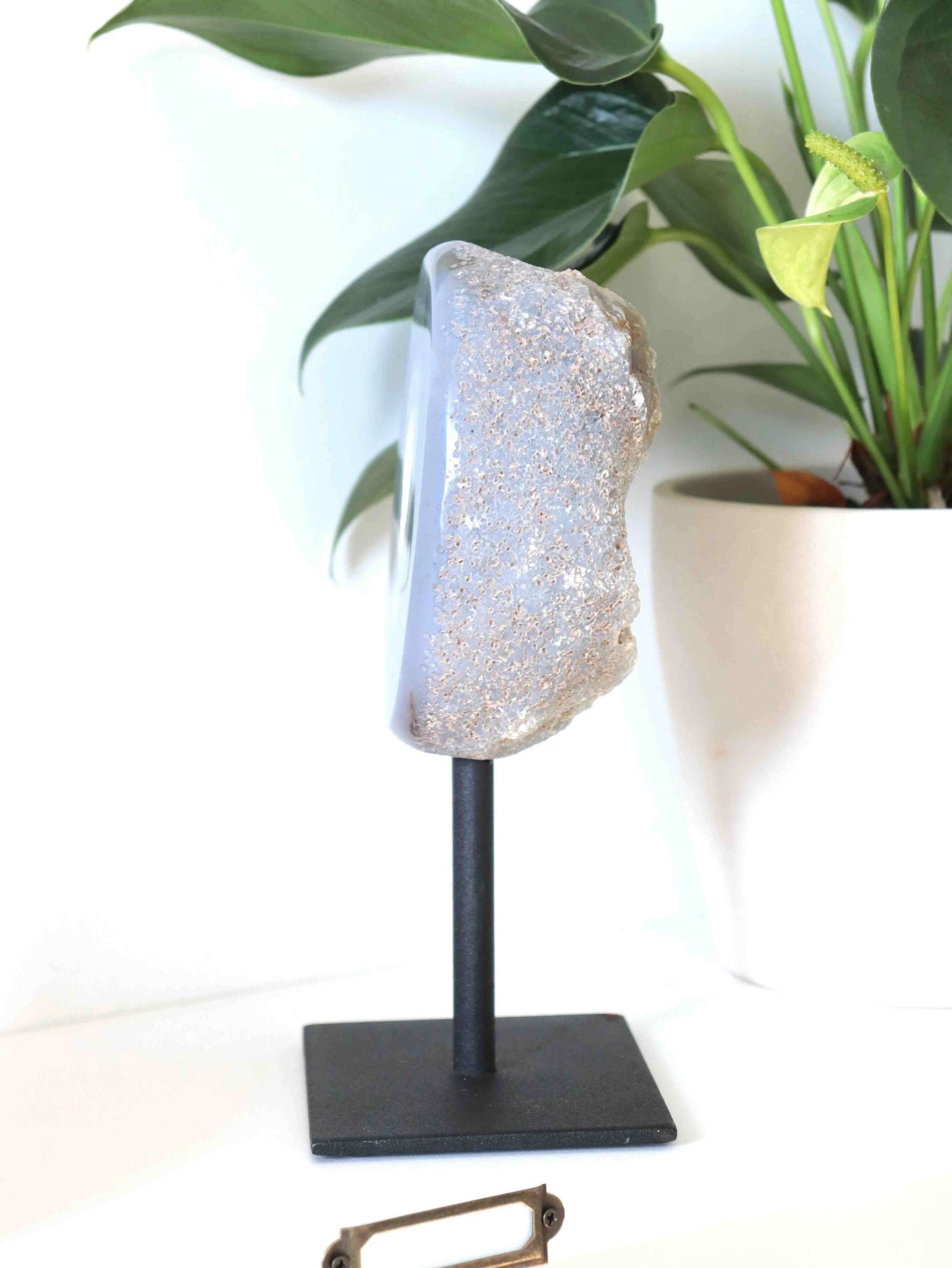 Agate sur pied | Pierre pour le courage et la chance | SOLYA | Bijoux, cristaux & minéraux en Belgique | Eshop de pierres ethiques & naturelles | Sélectionnees par une gemmologue