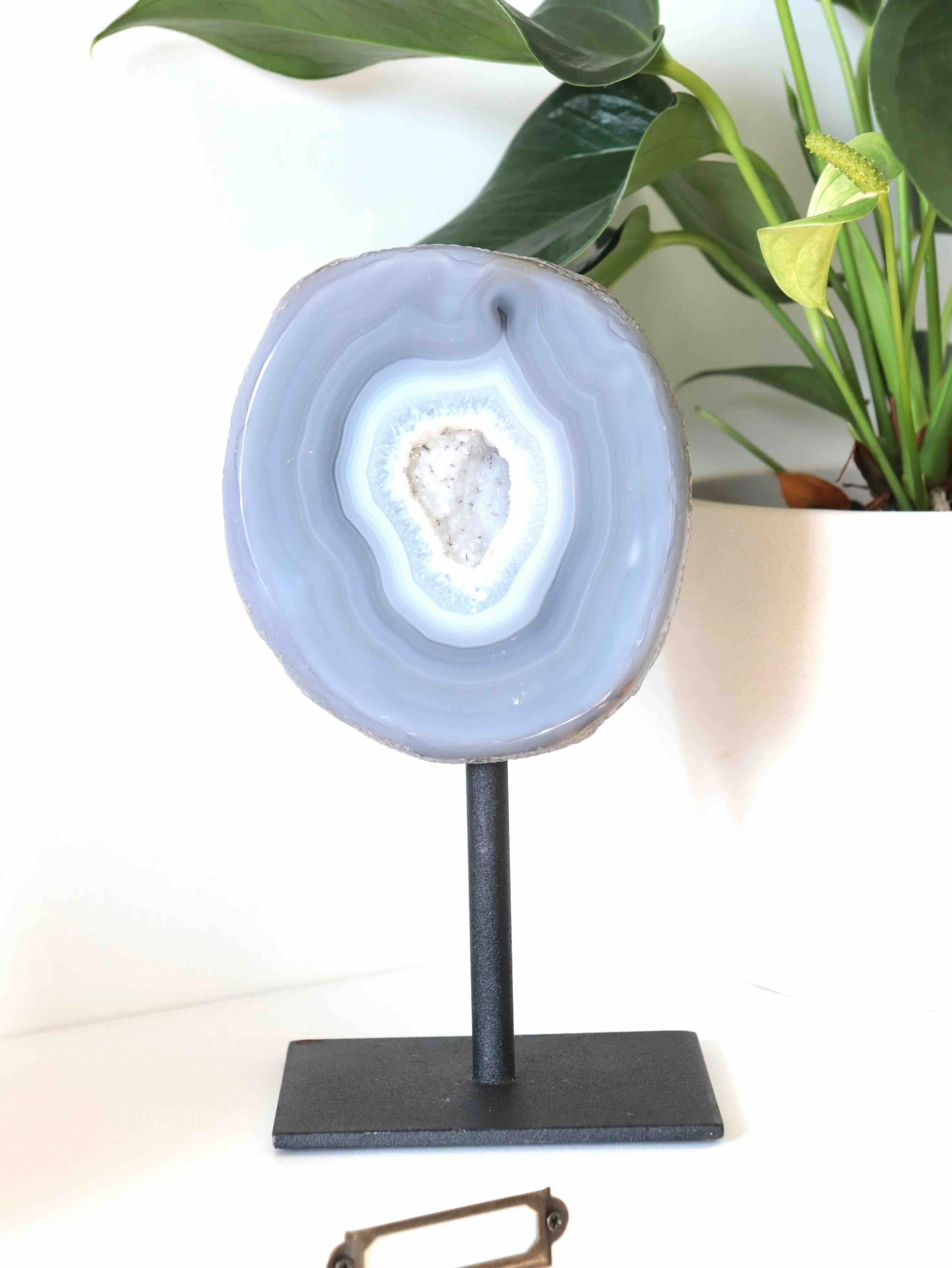 Agate sur pied | Pierre pour le courage et la chance | SOLYA | Bijoux, cristaux & minéraux en Belgique | Eshop de pierres ethiques & naturelles | Sélectionnees par une gemmologue