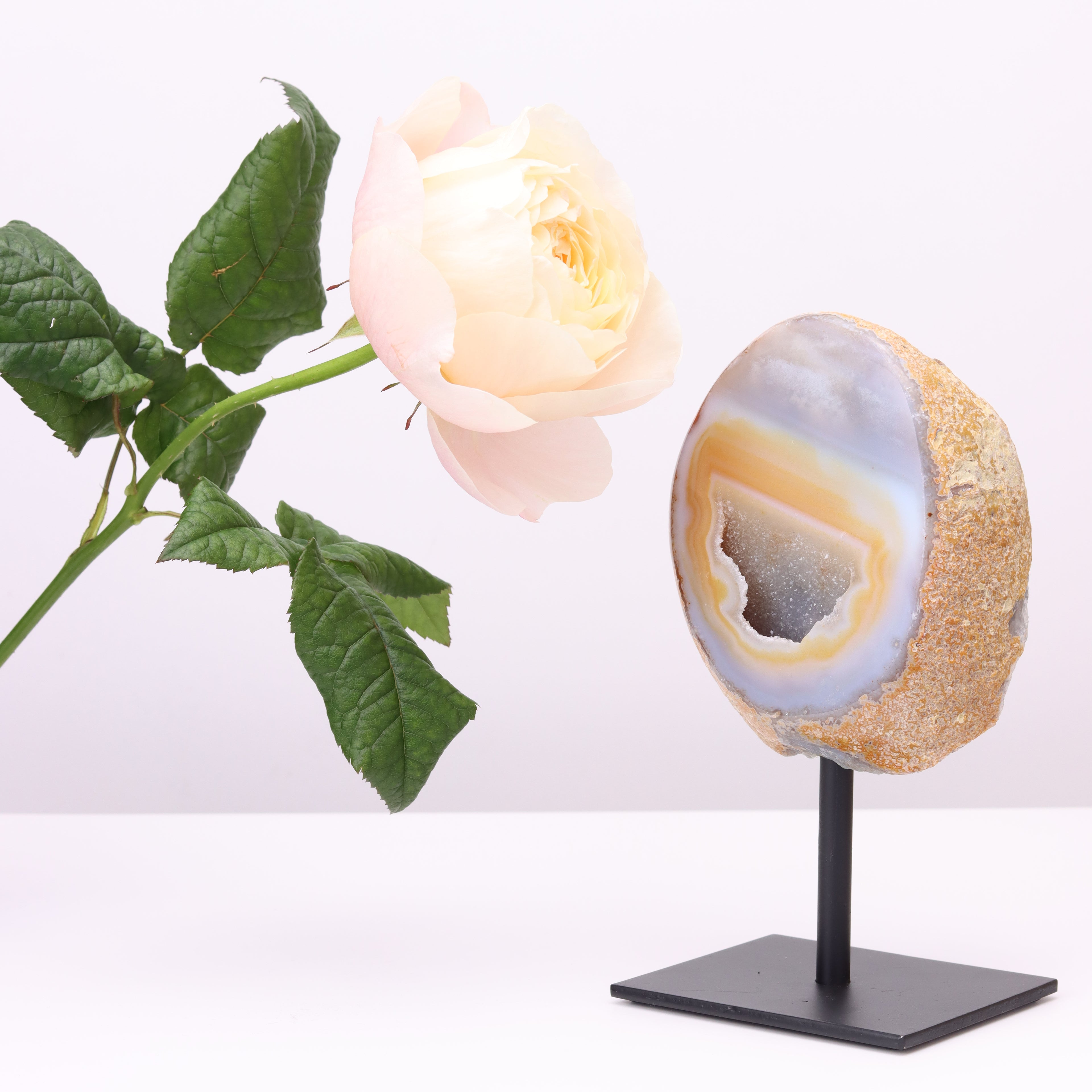 Agate sur pied l SOLYA l Eshop de ithothérapie l Bijoux, cristaux & minéraux en Belgique