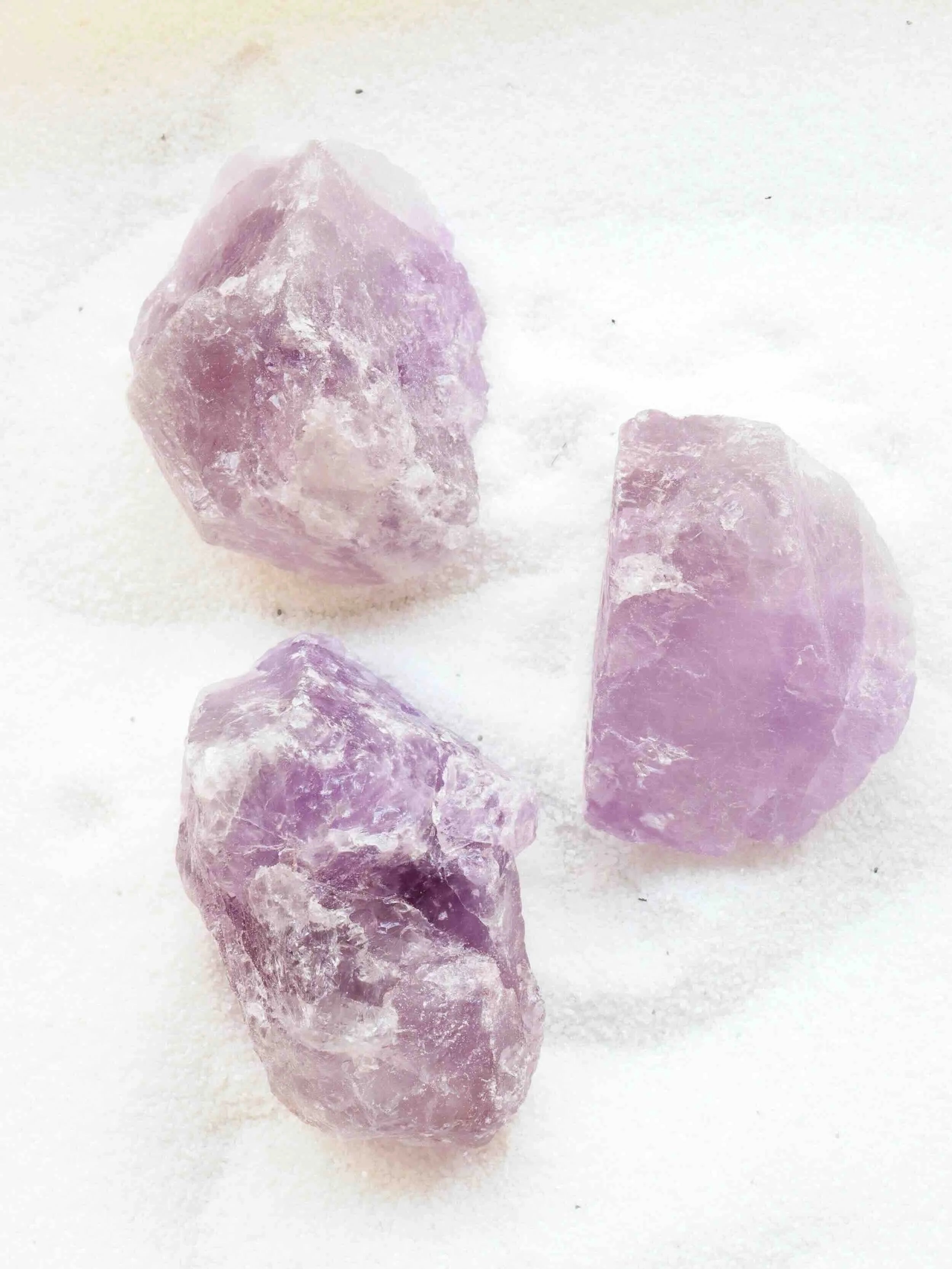 Améthyste brute | Pierre pour se détendre & se reconnecter | SOLYA | Boutique belge de pierres, bijoux, cristaux et minéraux | Ethique & Traçable