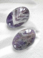 Galet Améthyste - Pierre pour se détendre & se reconnecter - SOLYA - Bijoux, Cristaux et mineraux en Belgique - Boutique de pierres naturelles et ethiques