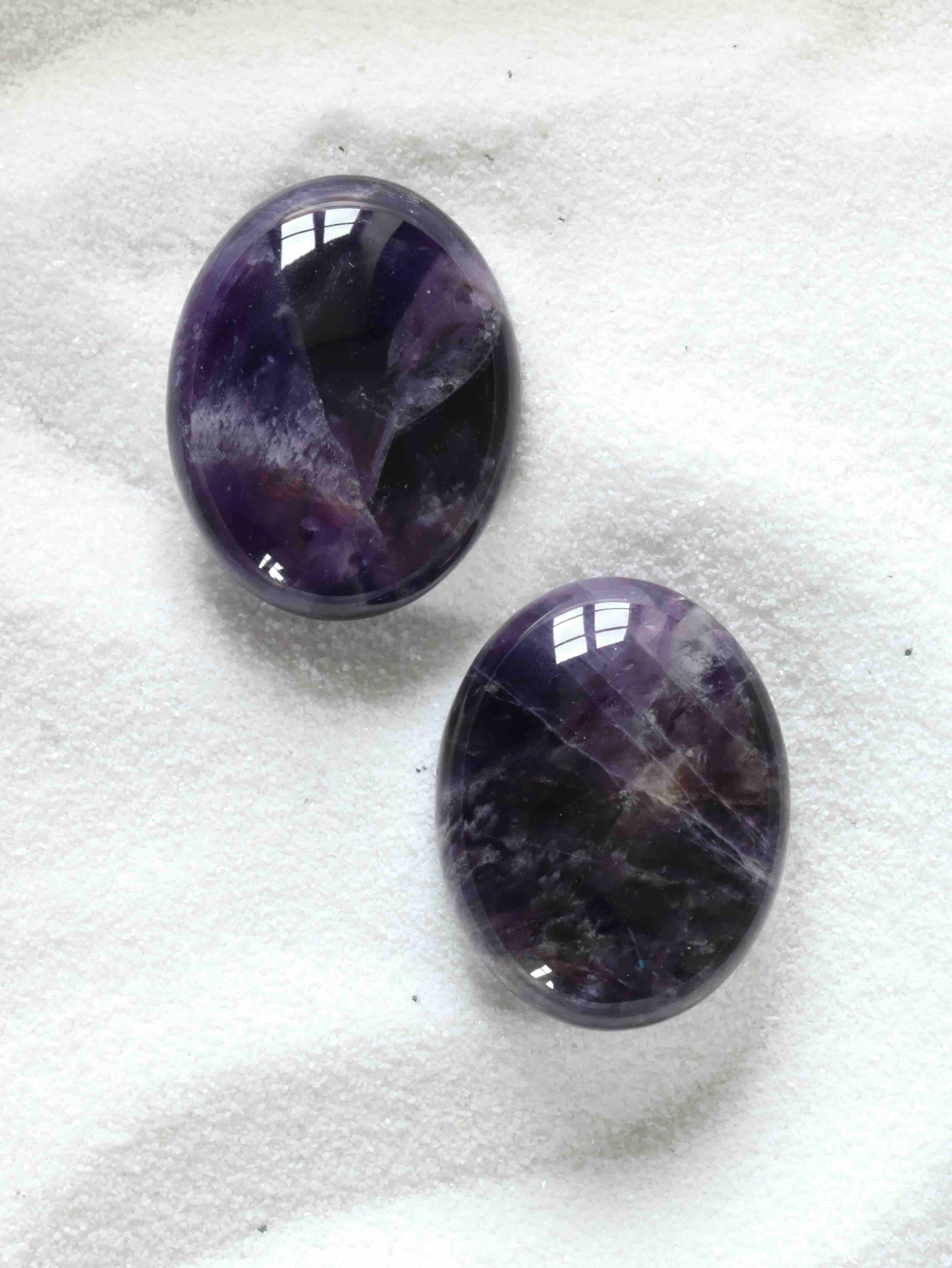 Galet Améthyste M - Pierre pour se détendre & se reconnecter - SOLYA - Bijoux, Cristaux et mineraux en Belgique - Boutique de pierres naturelles et ethiques