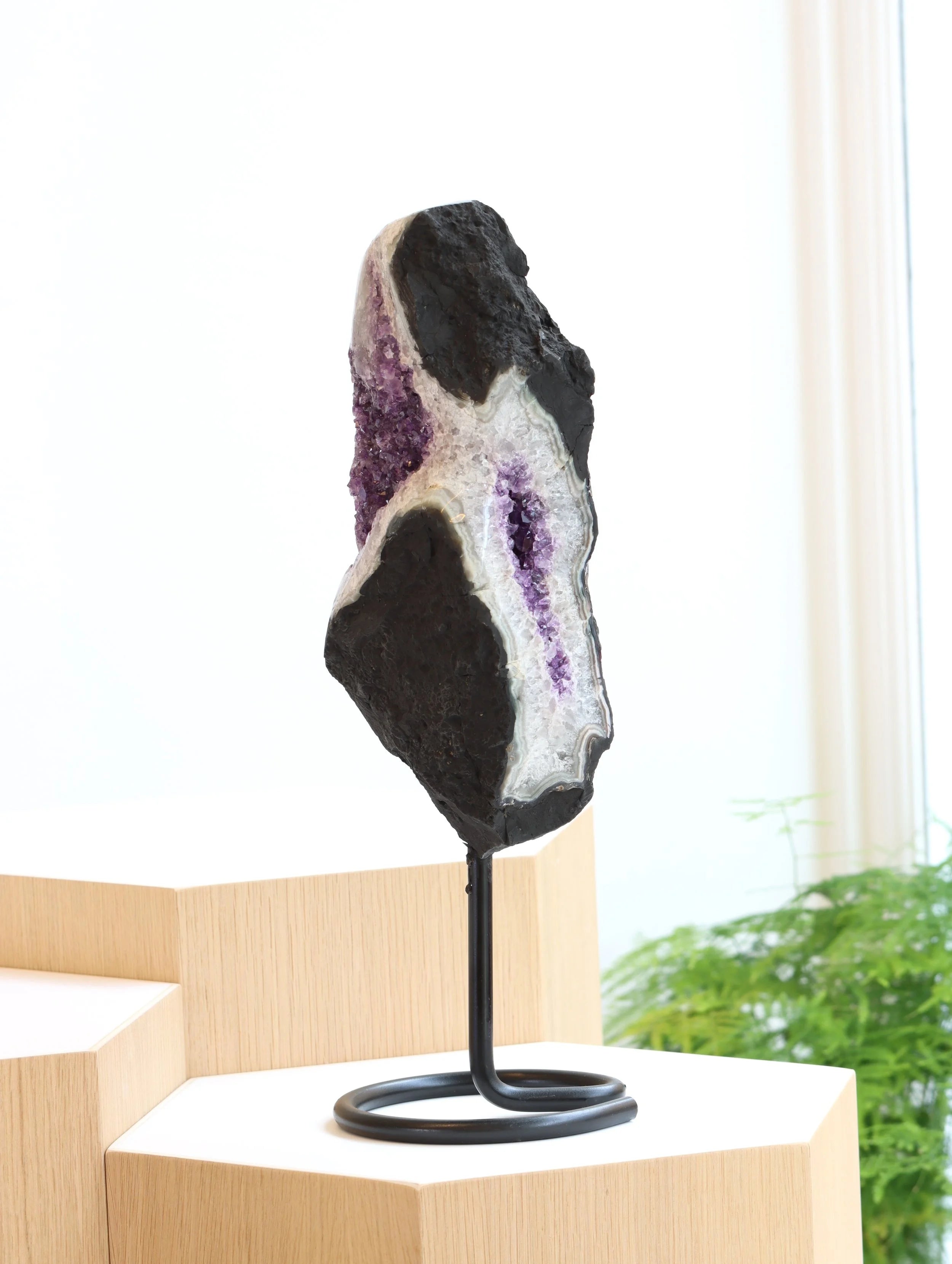 Amethyste sur pied du Bresil | Pierre pour se detendre et se reconnecter | SOLYA | Bijoux, pierres, cristaux & minéraux en Belgique | Ethique et naturel