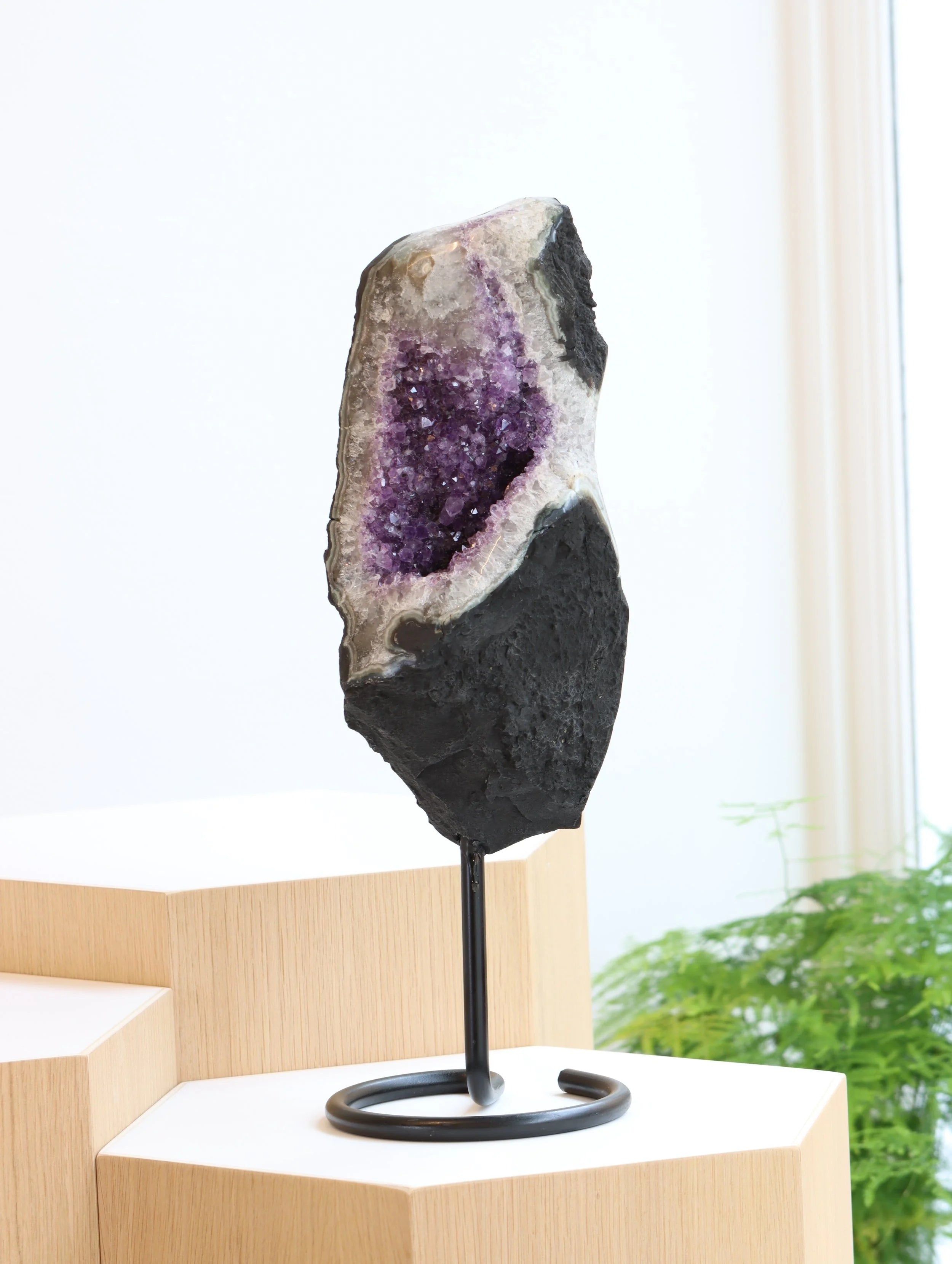 Amethyste sur pied du Bresil | Pierre pour se detendre et se reconnecter | SOLYA | Bijoux, pierres, cristaux & minéraux en Belgique | Ethique et naturel