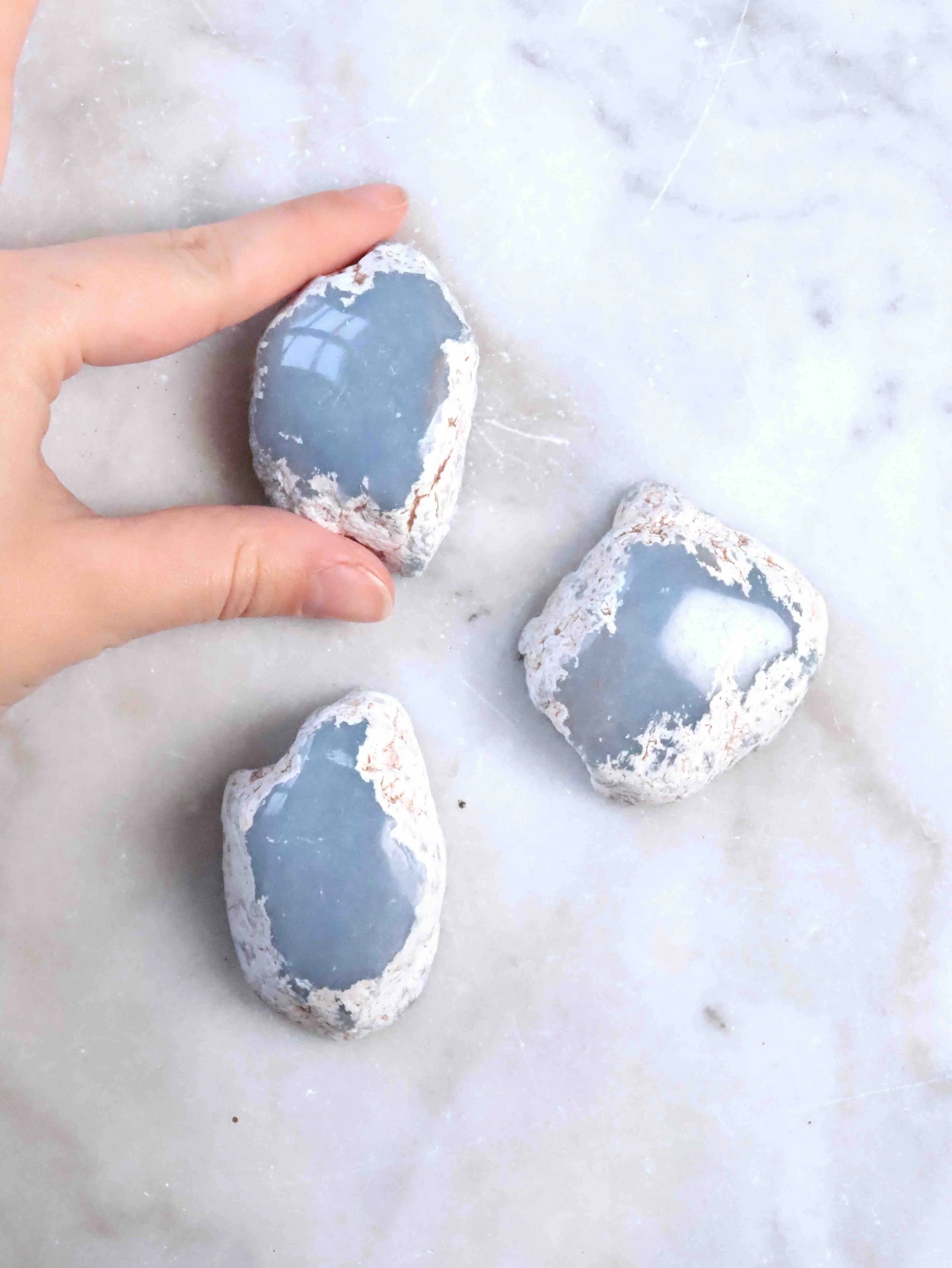 Angelite brute | Pierre pour la bonne etoile | SOLYA | Pierres ethiques et naturelles en Belgique | Bijoux, cristaux et mineraux