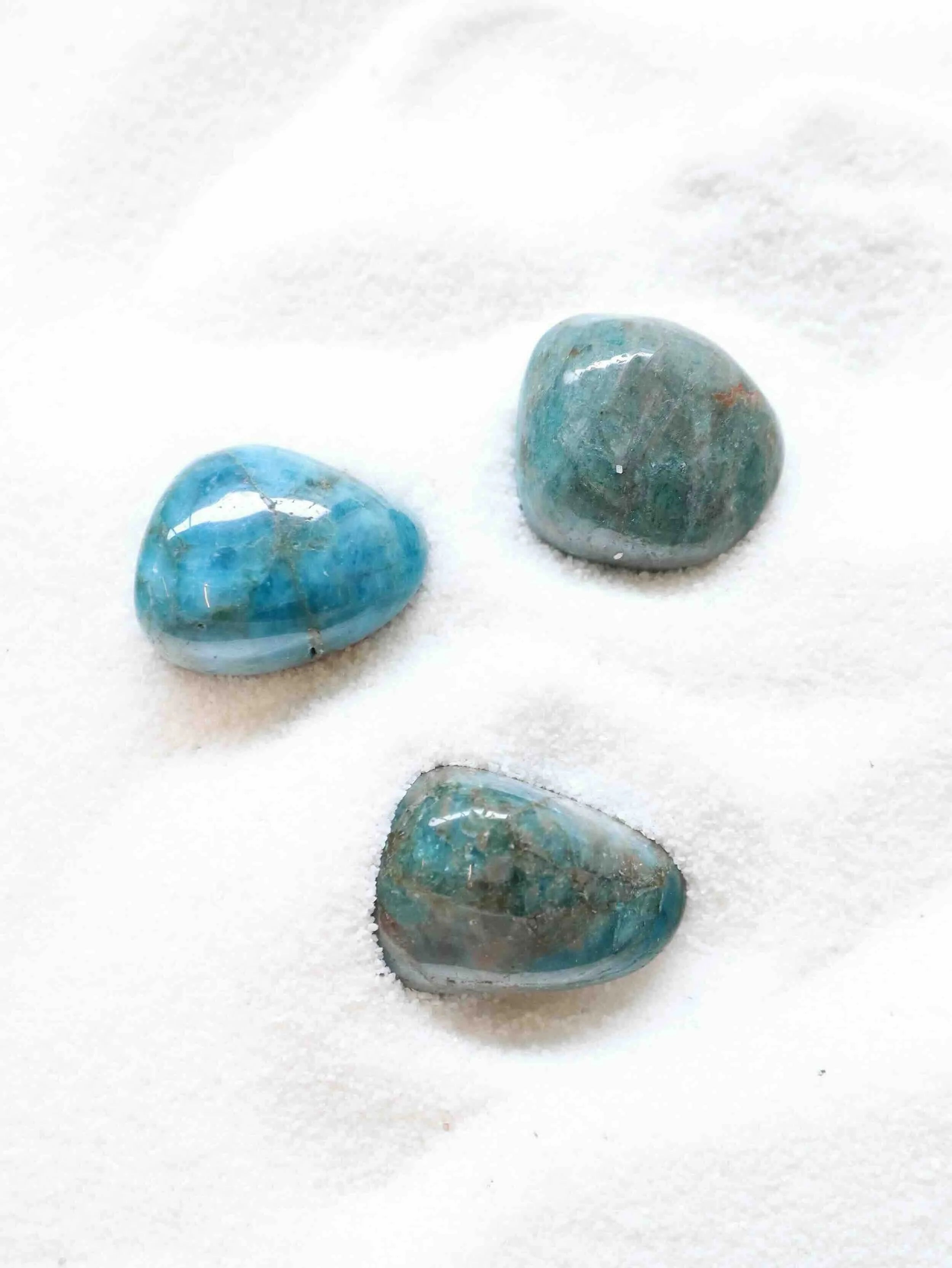 Apatite bleue | Pierre pour transcender les troubles émotionnels & Apaiser les tensions | SOLYA | Boutique belge de pierres, bijoux, cristaux et minéraux | Ethique & Traçable