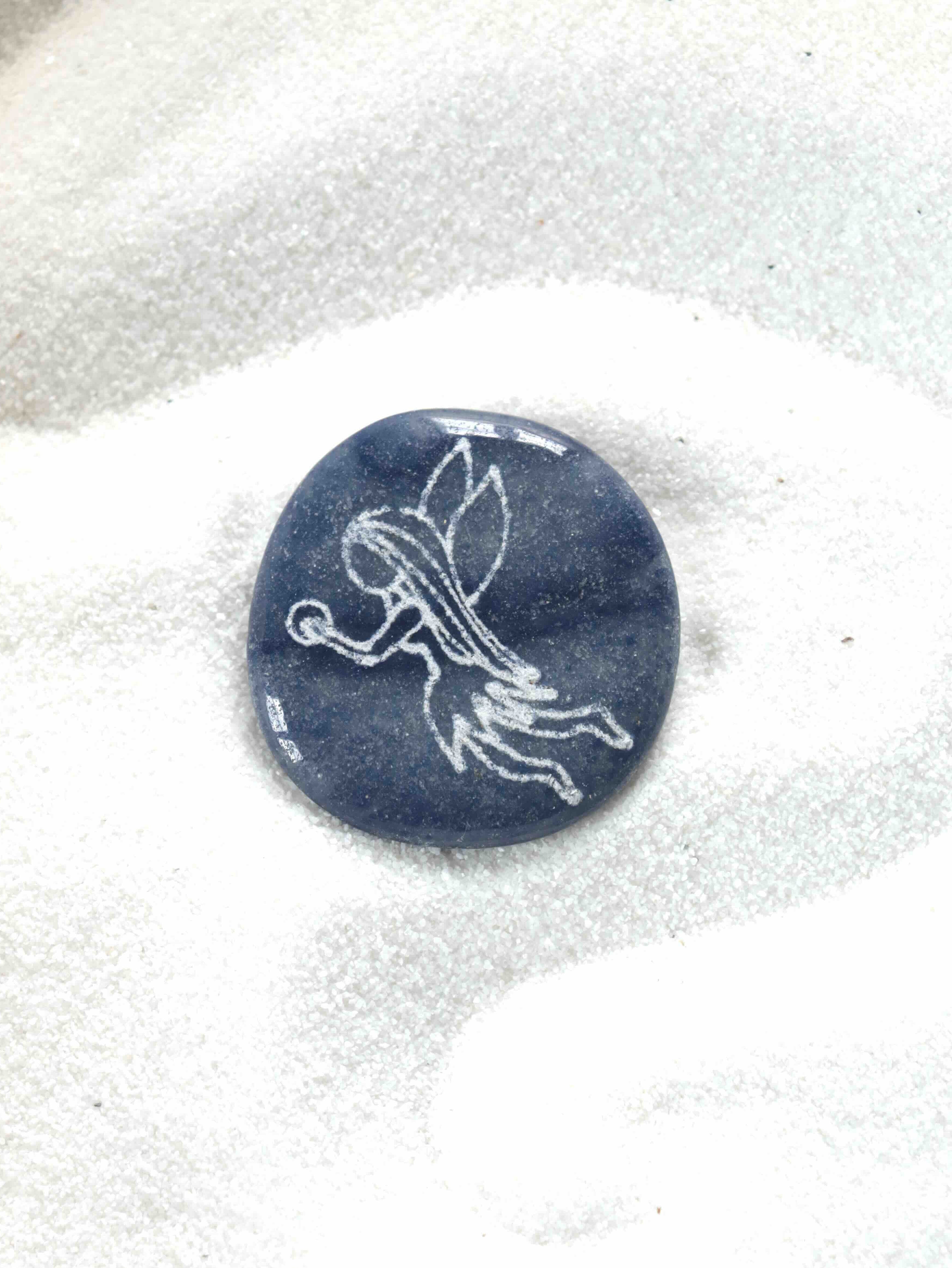 Aventurine bleue gravée - Pierre pour lse jeter à l'eau - SOLYA - Bijoux, Cristaux et mineraux en Belgique - Boutique de pierres naturelles et ethiques