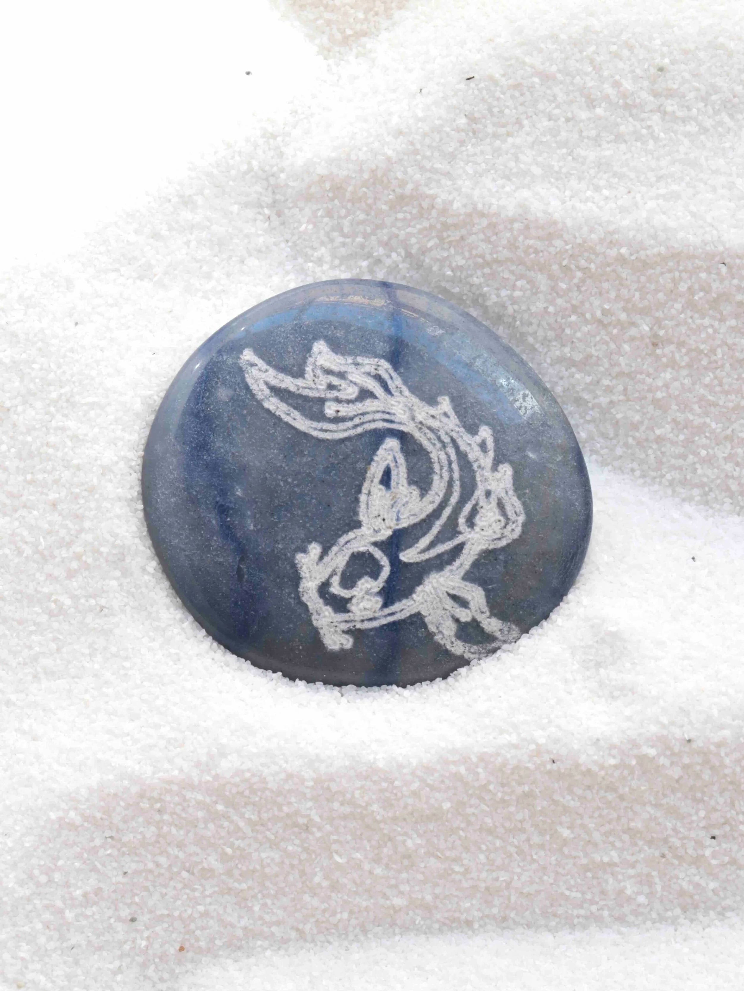 Aventurine bleue gravee carpe | Pierre pour se jeter a l'eau | SOLYA | Pierres ethiques et naturelles en Belgique | Bijoux, cristaux et mineraux 